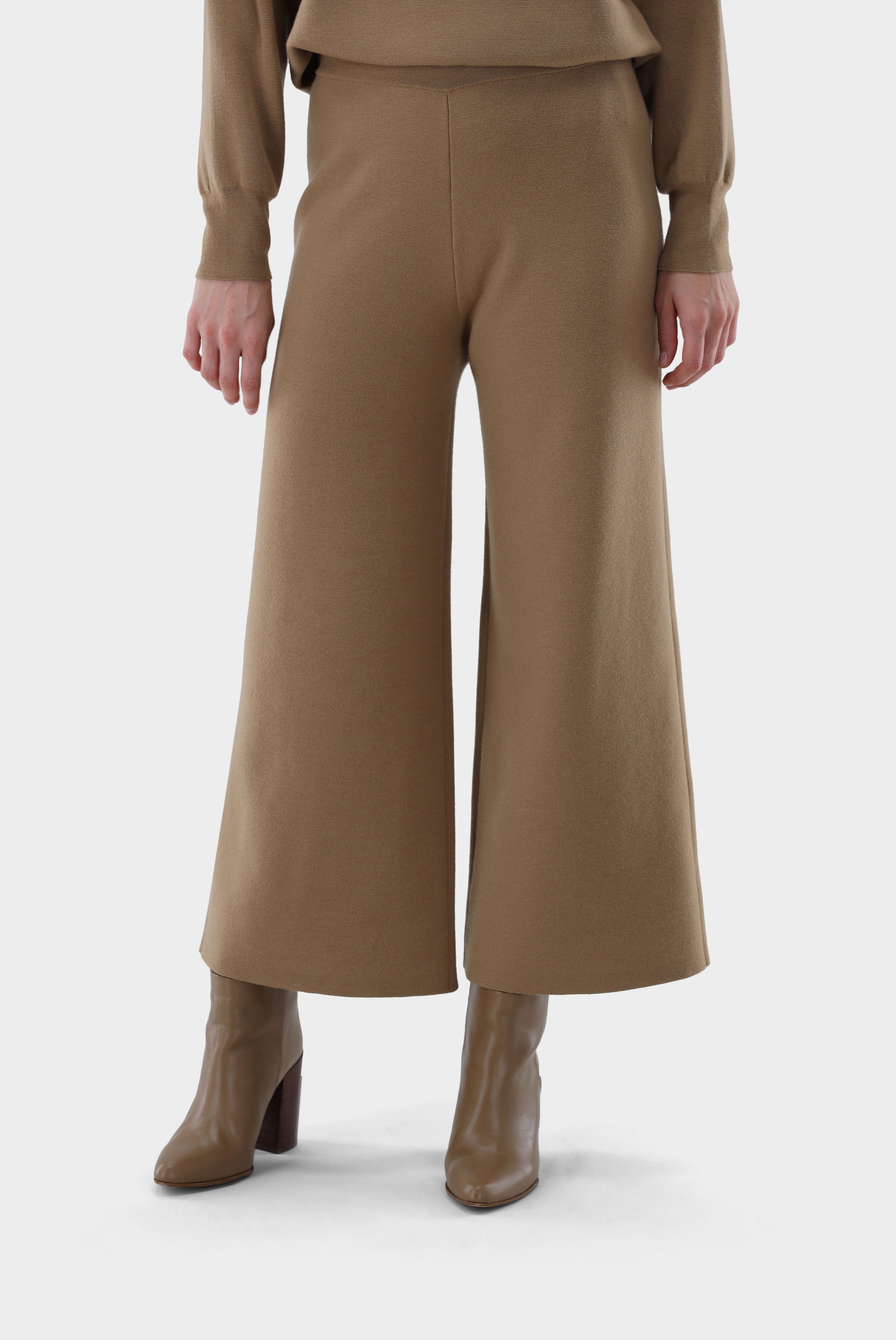 Strickhose mit ausgestelltem Bein