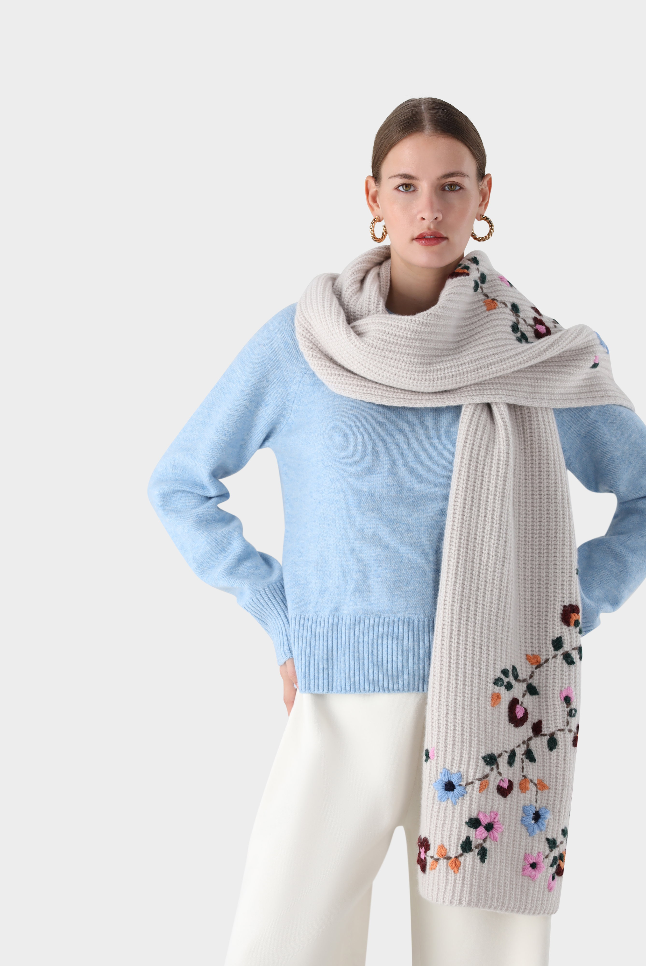 Schal mit handbestickte Blüten