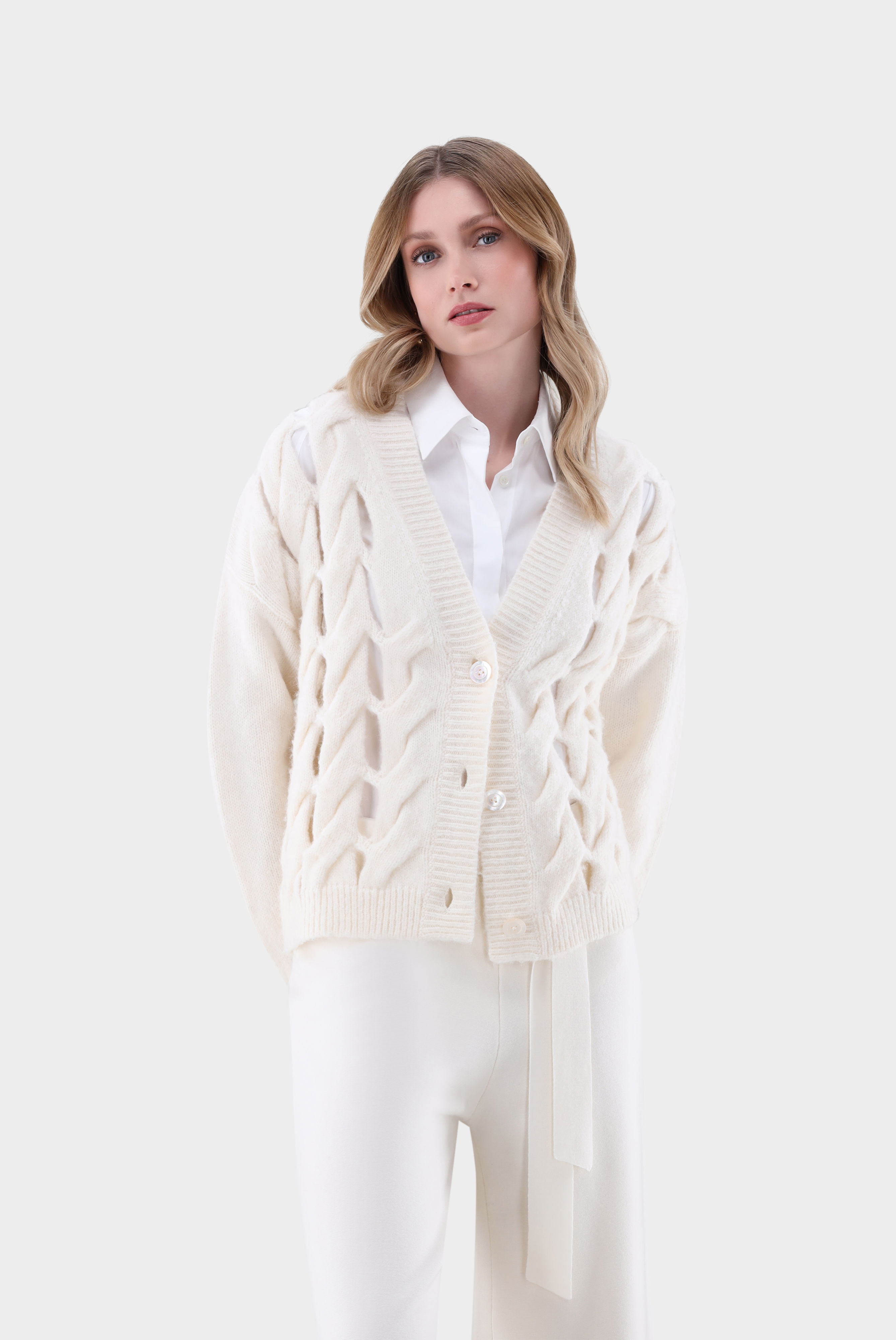 Strickjacke mit offenem Zopfstrickmuster