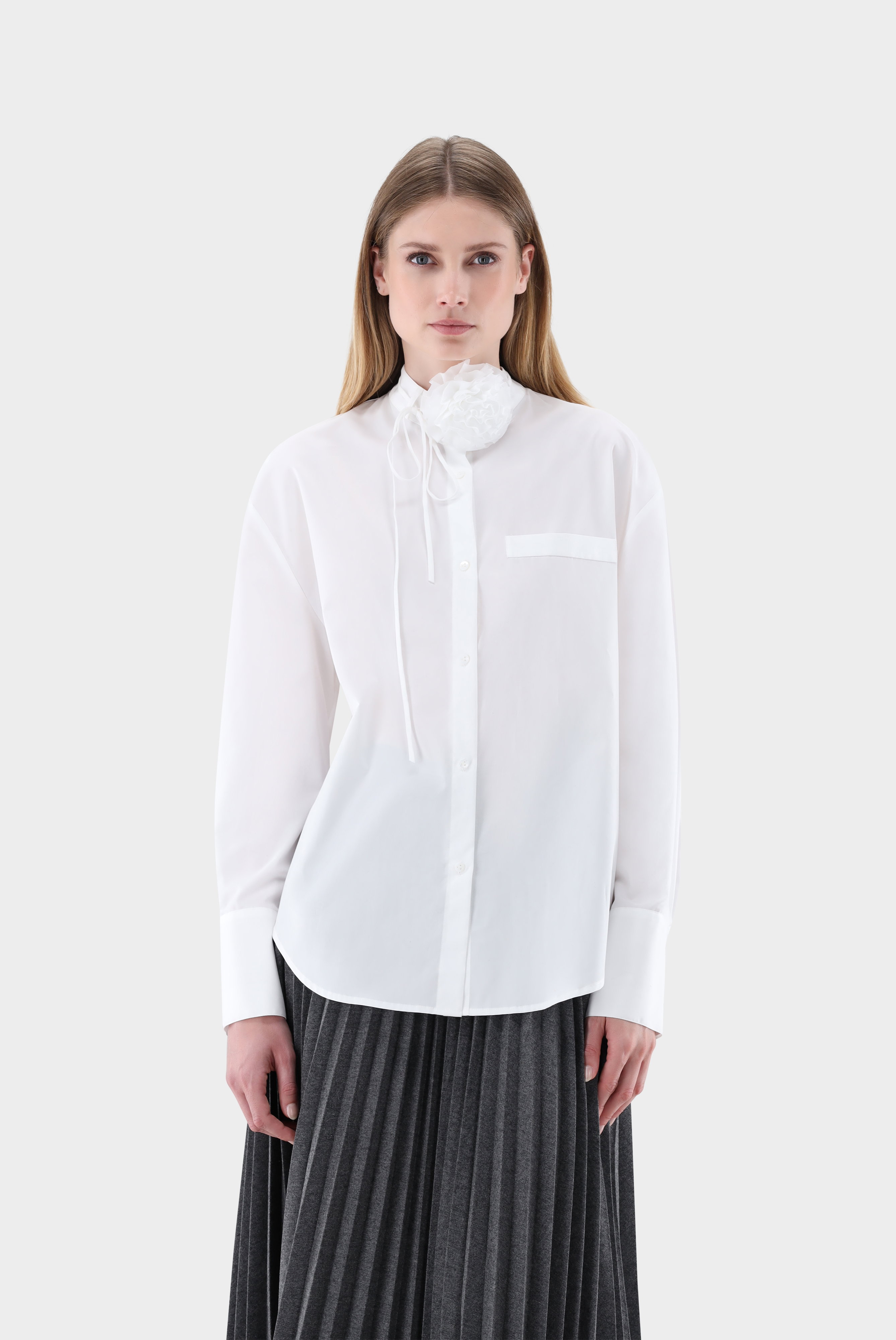 Stehkragenbluse mit Blume am Kragen