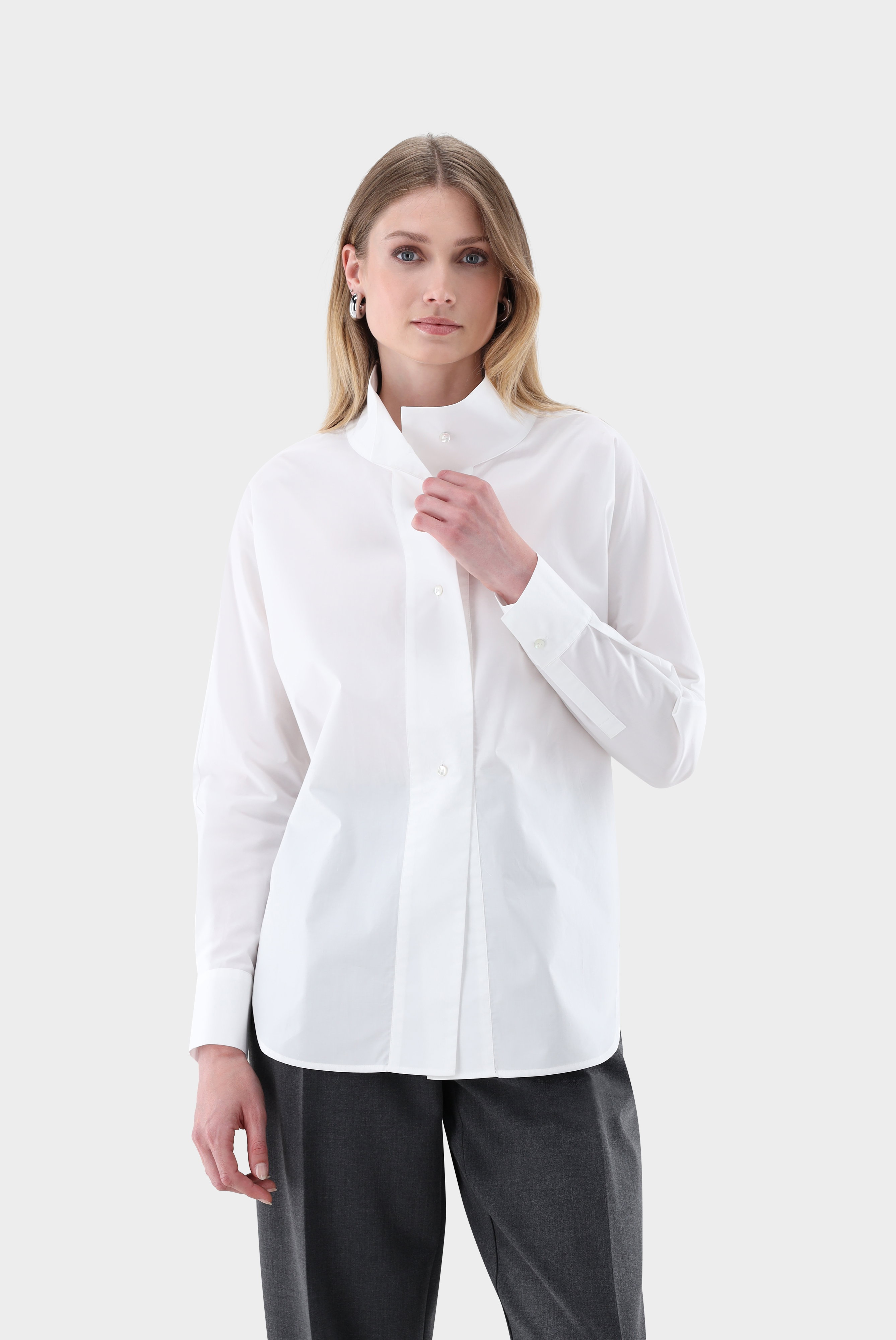 Bluse mit hohem Stehkragen