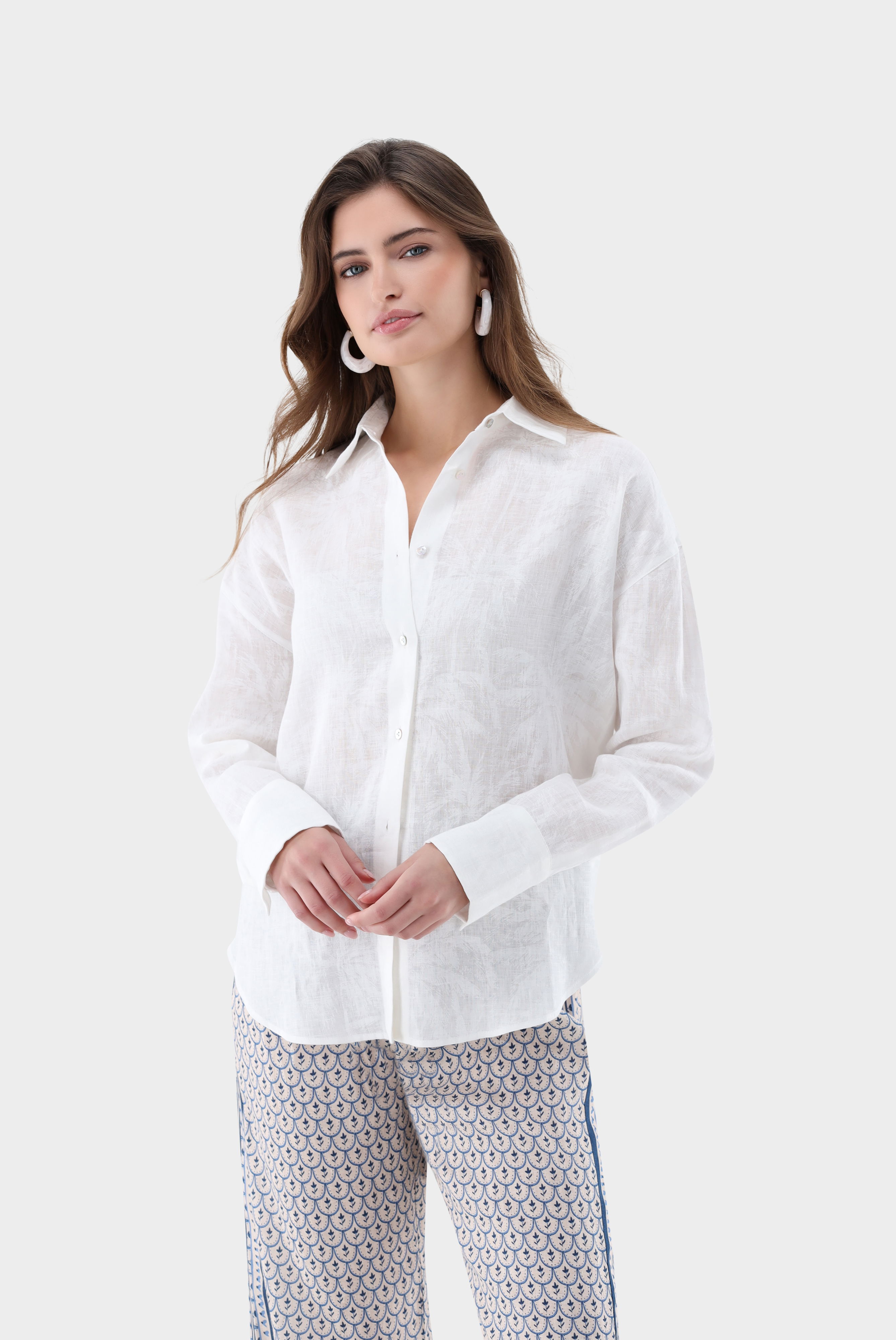 Hemdbluse aus Leinen mit Ton-in-Ton Palmendruck