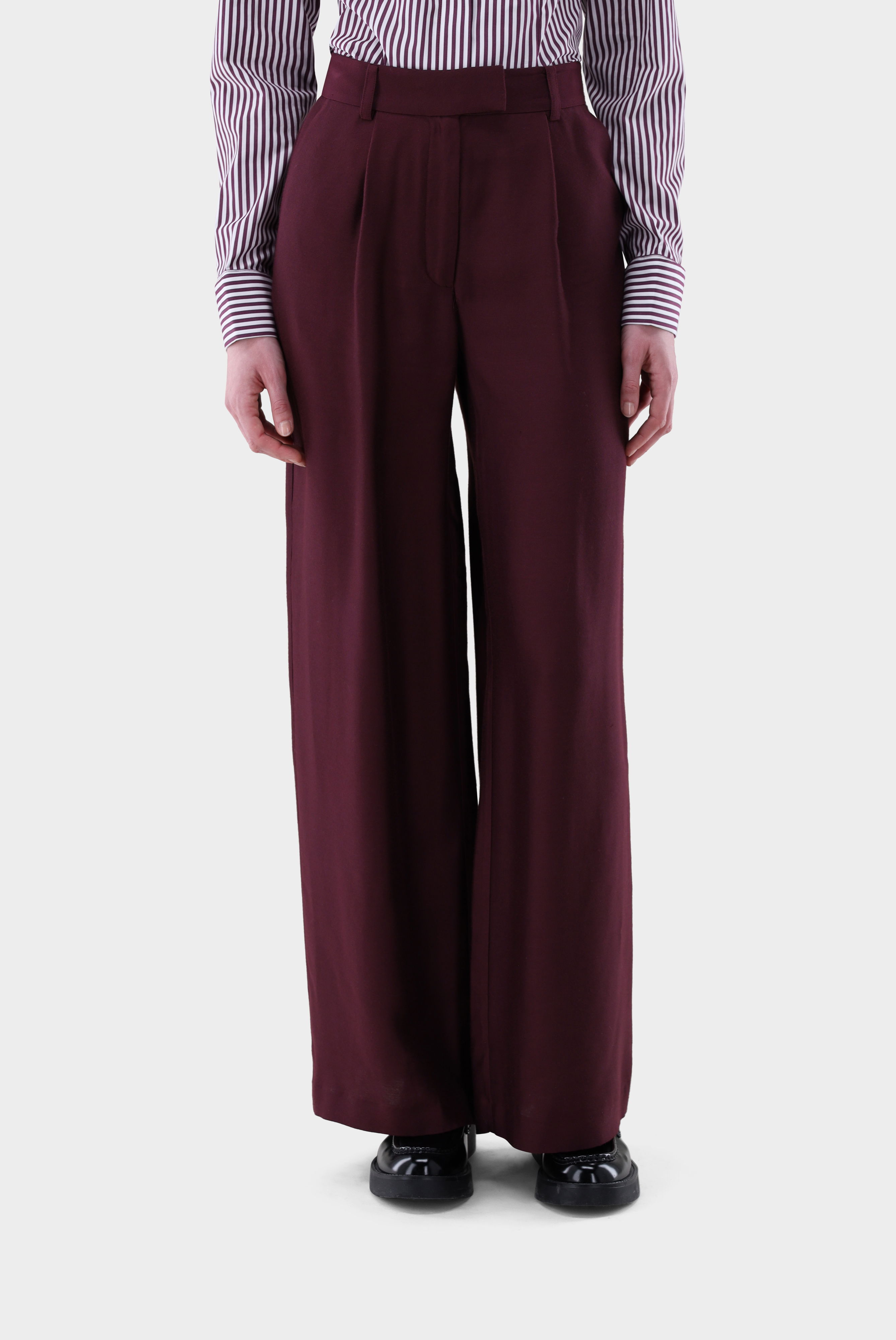 Hose mit Bügelfalte und Seide