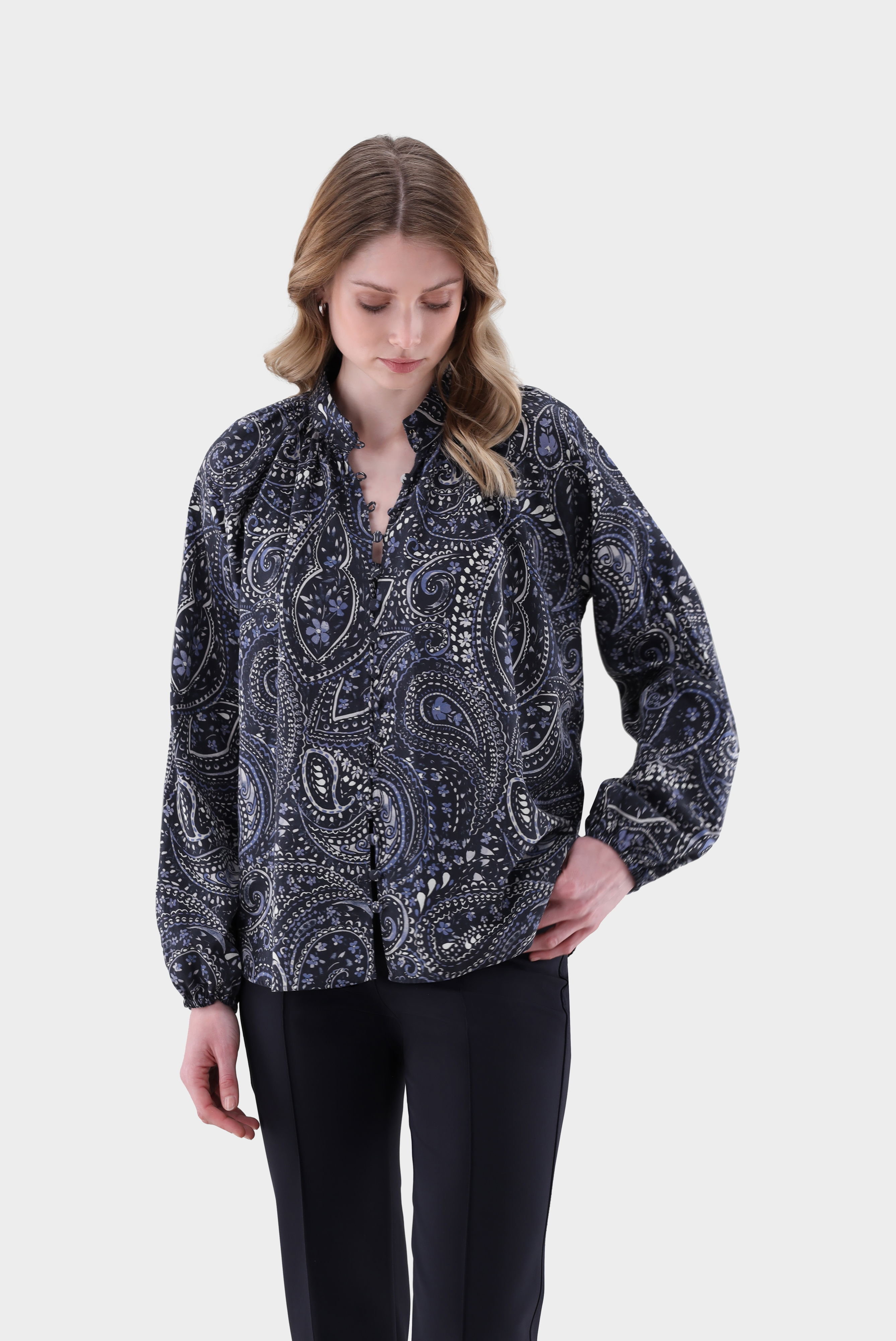 Bluse mit überzogenen Knöpfen