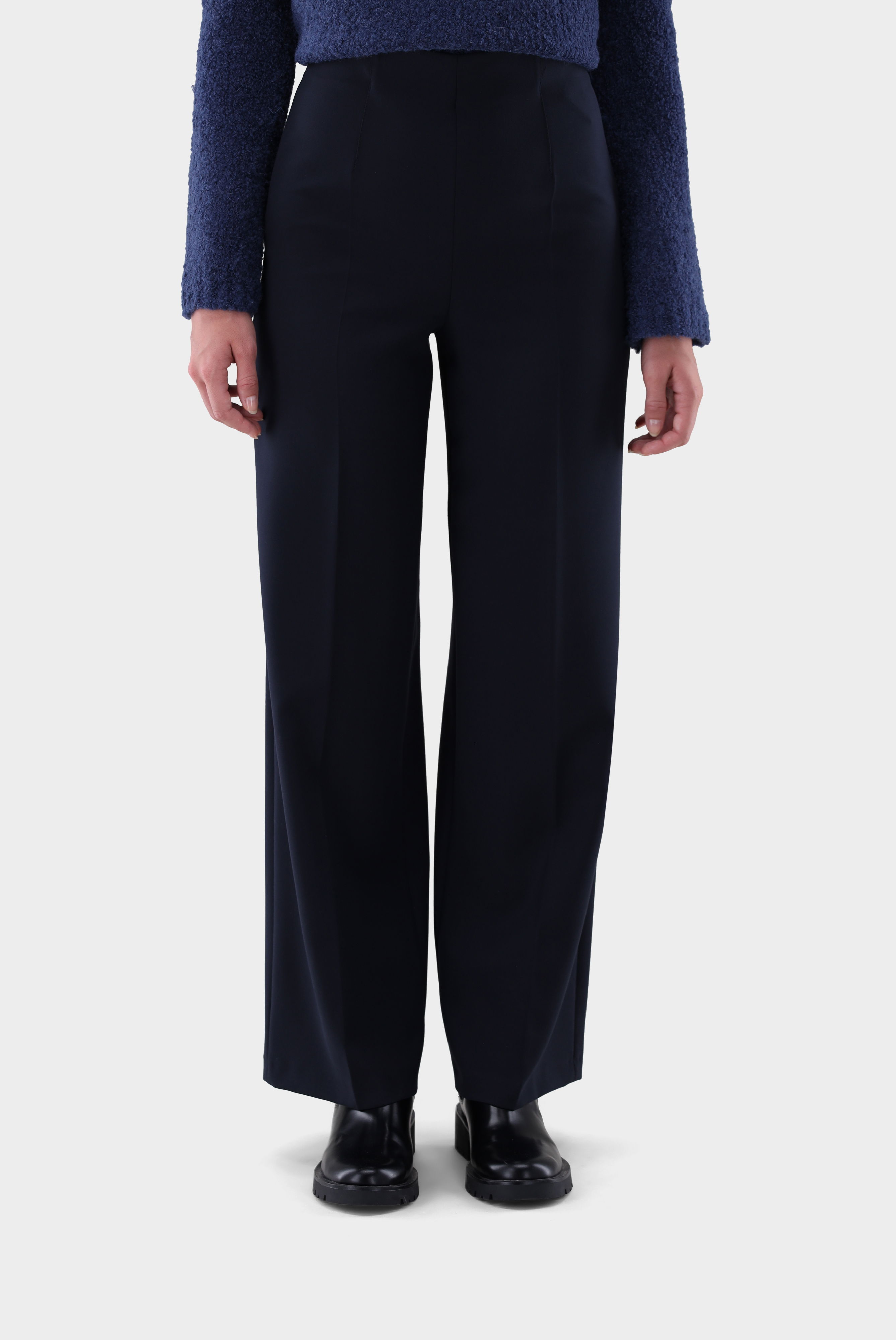 Hose mit weitem Bein und Bügelfalten