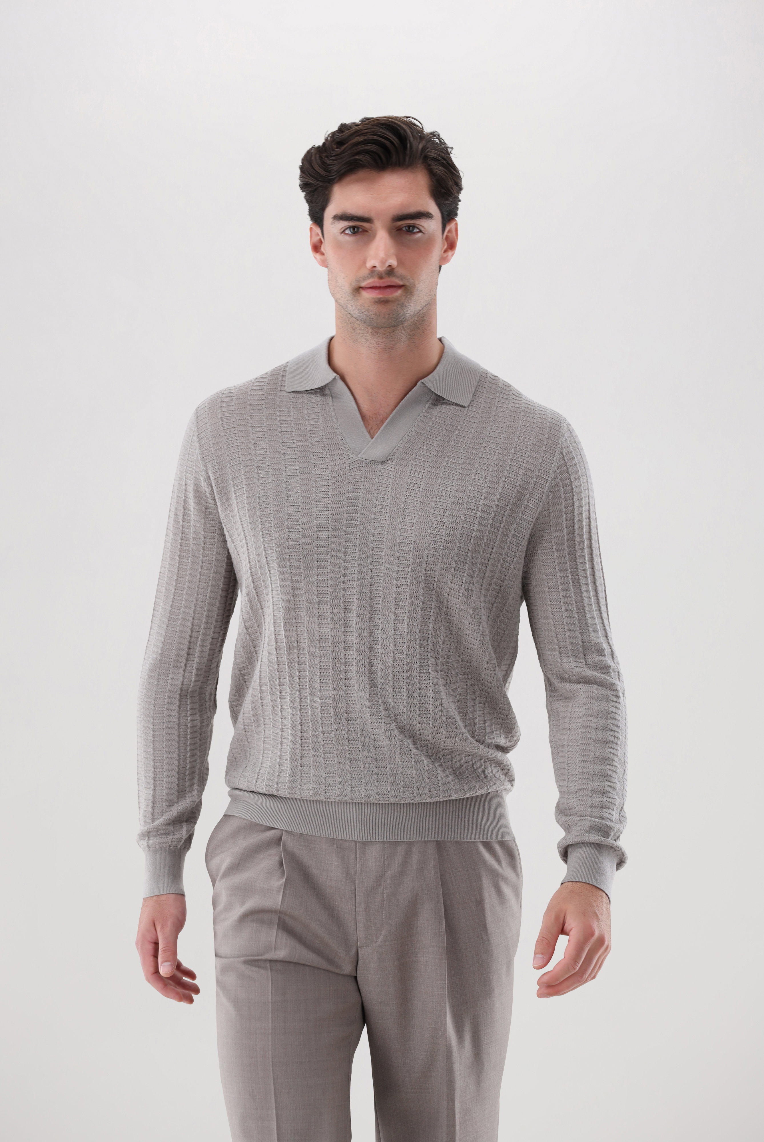 Strickpolo aus Merino und Seide mit V-Ausschnitt und Struktur