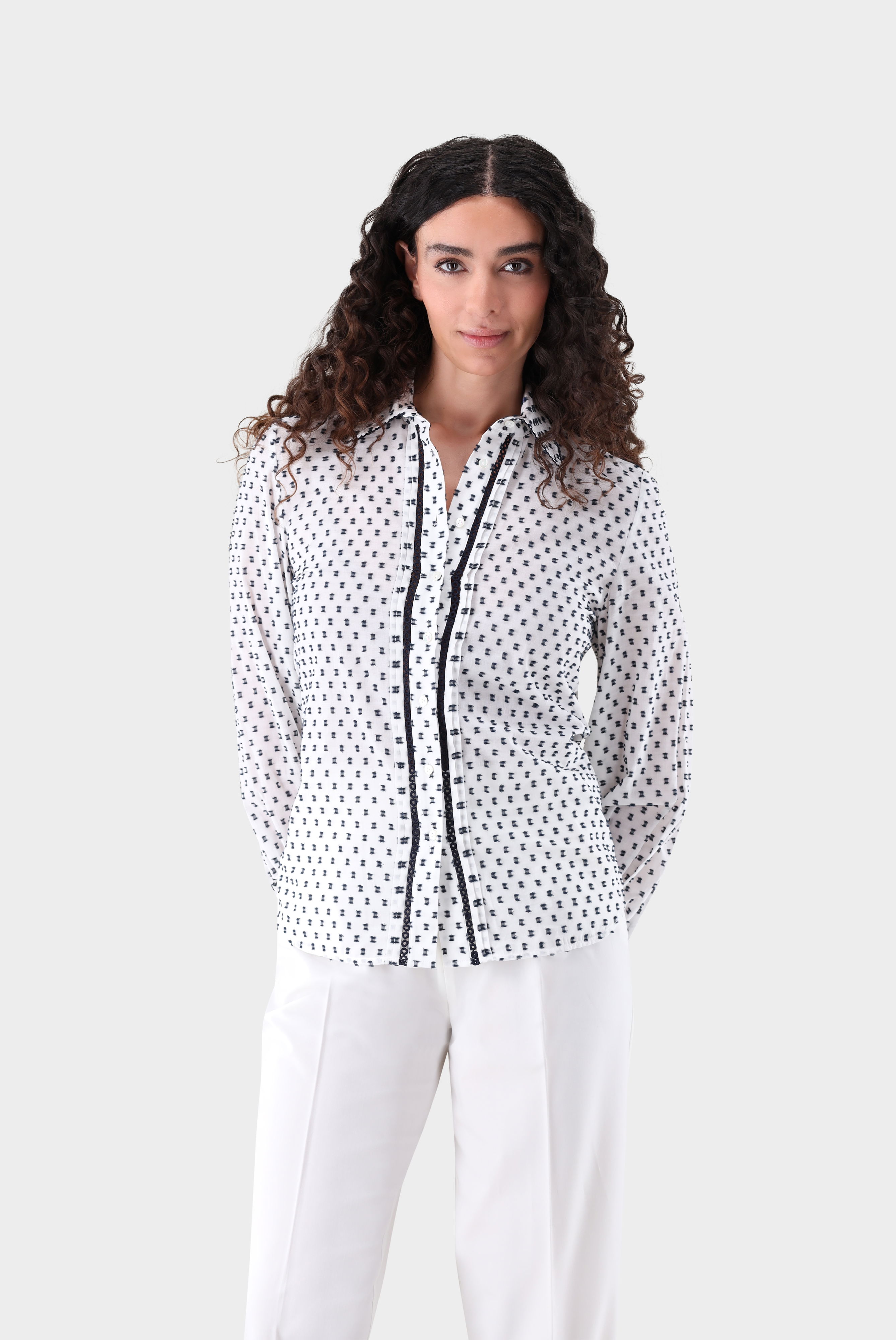 Hemdbluse aus Bauwoll-Plumetis mit Spitzeneinsätzen