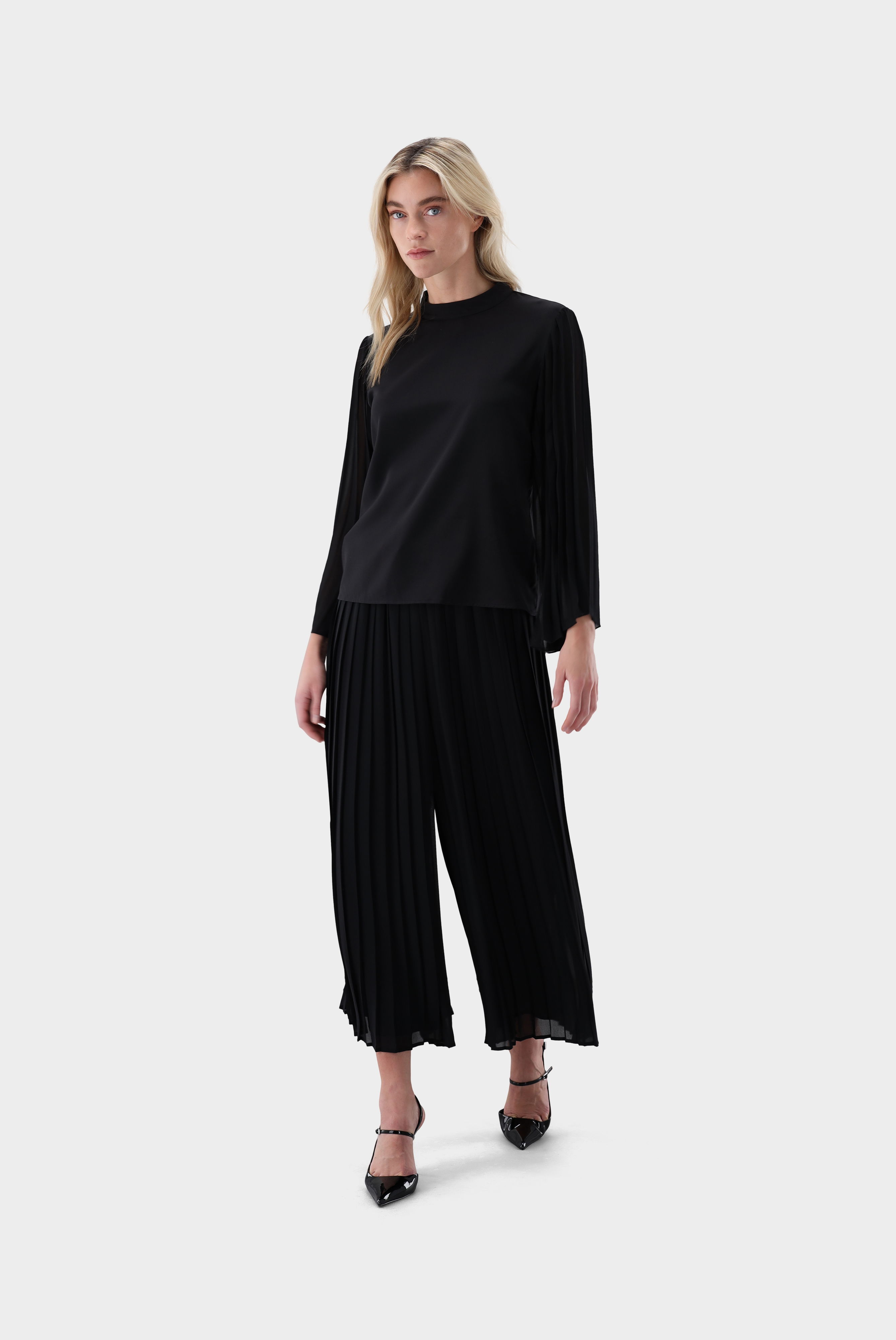 Trousers pleated