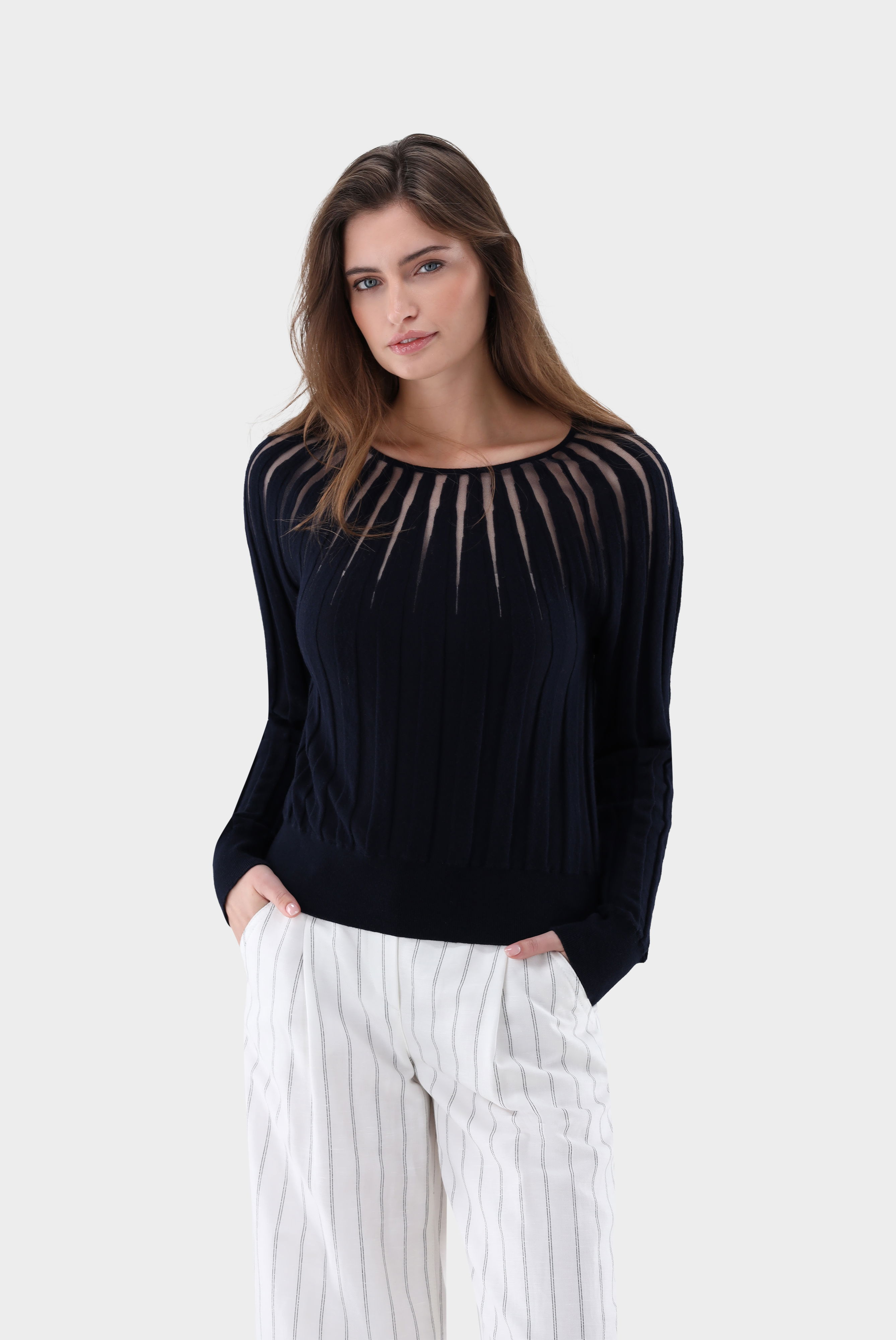 Rundhalspullover mit transparenten Details