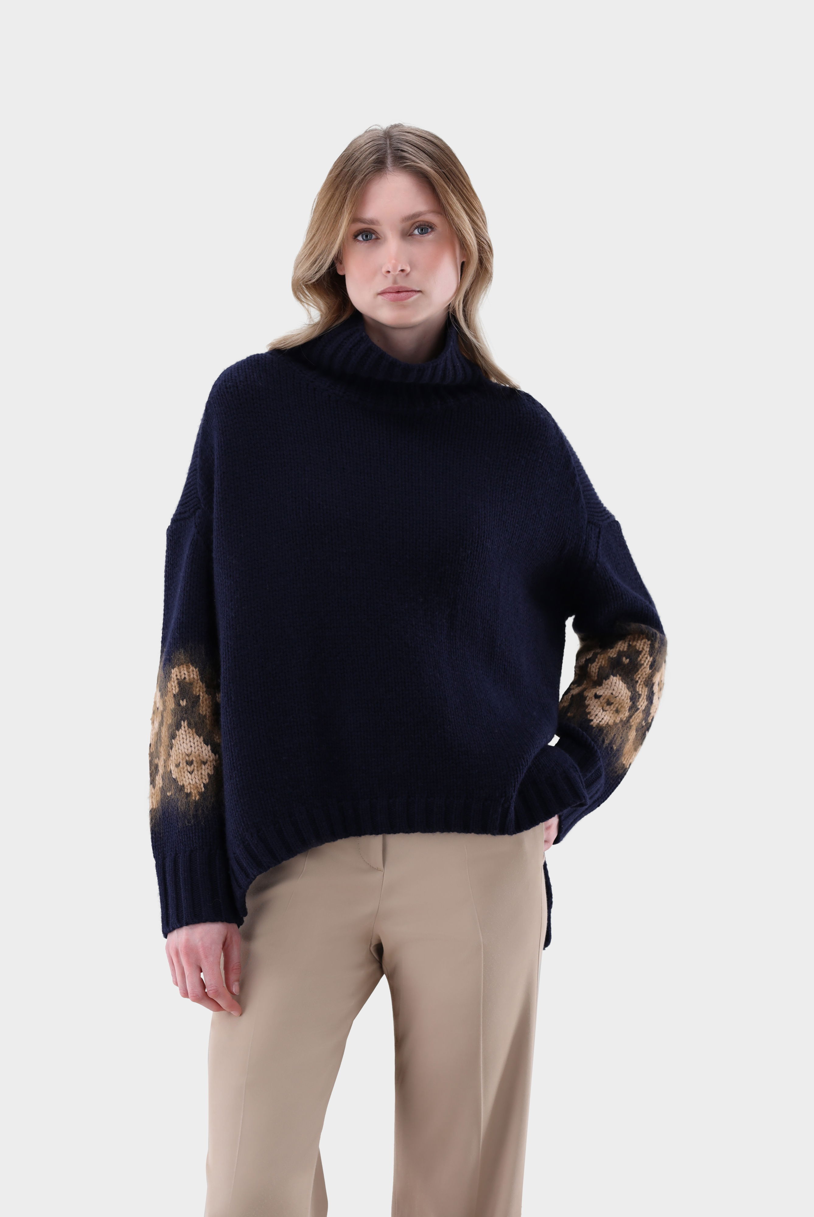 Rollkragenpullover oversized mit Muster an Ärmeln