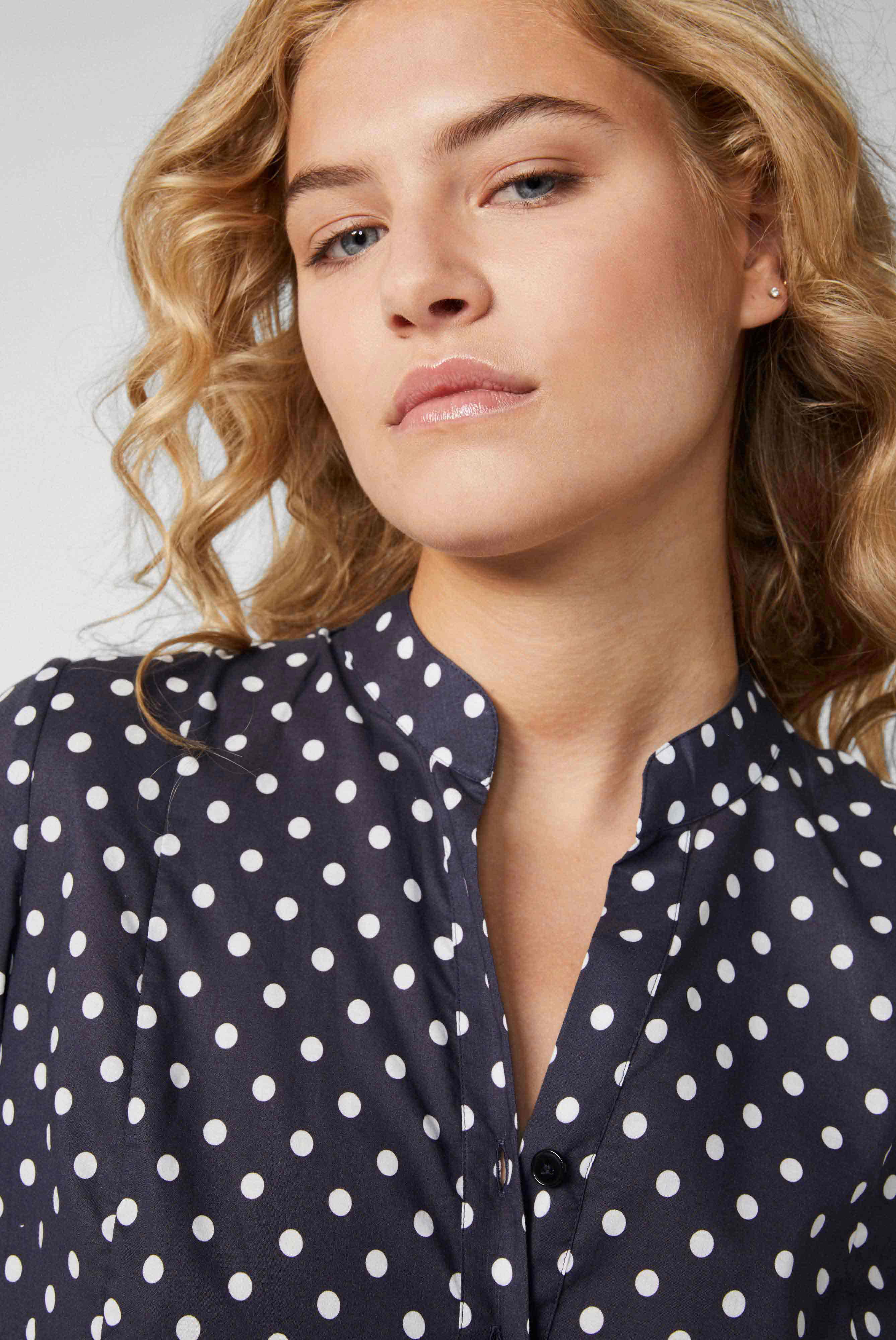 Kleider & Röcke+Mini-Slip-on-Kleid mit Godet-Details aus Baumwoll-Voile mit Punktdruck Blau+05.654Z.3F.170256.790.40