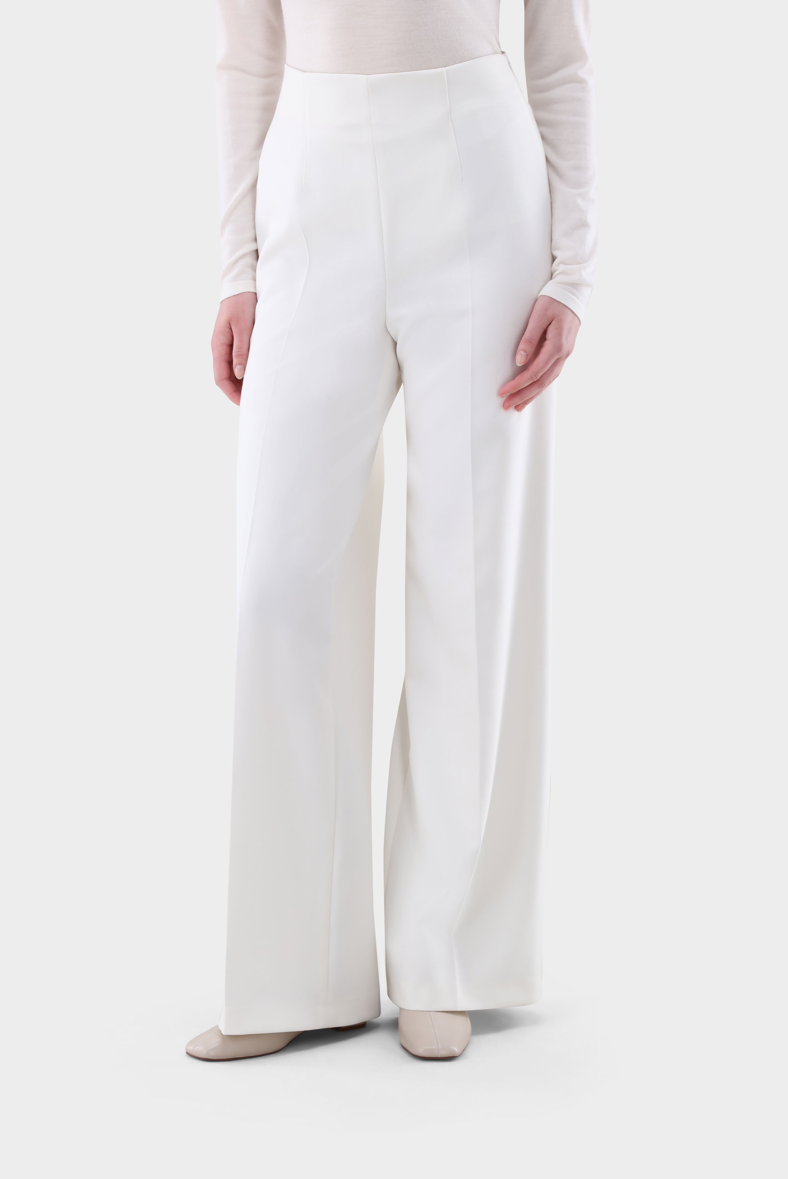 Hose mit weitem Bein und Bügelfalten