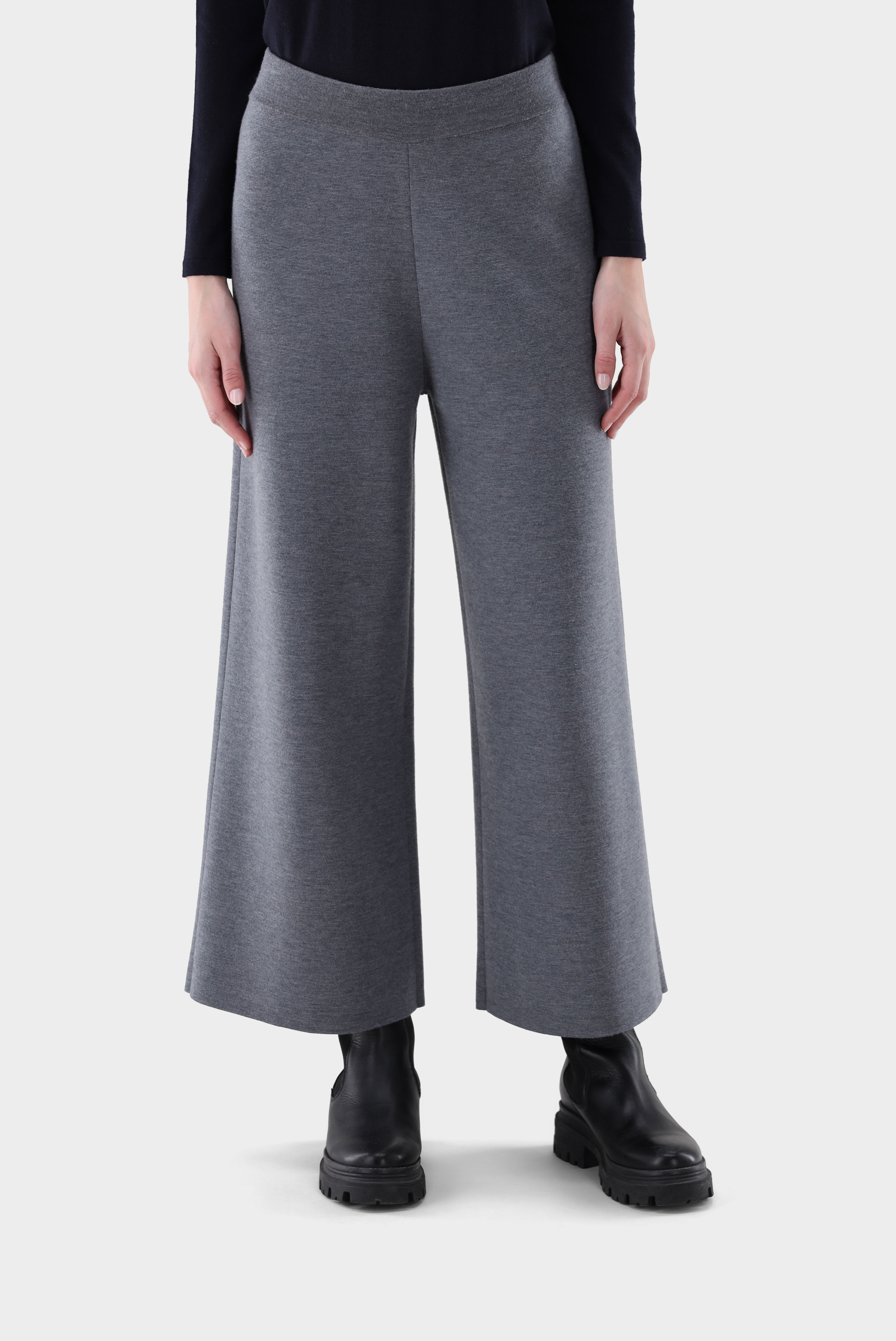 Strickhose mit ausgestelltem Bein