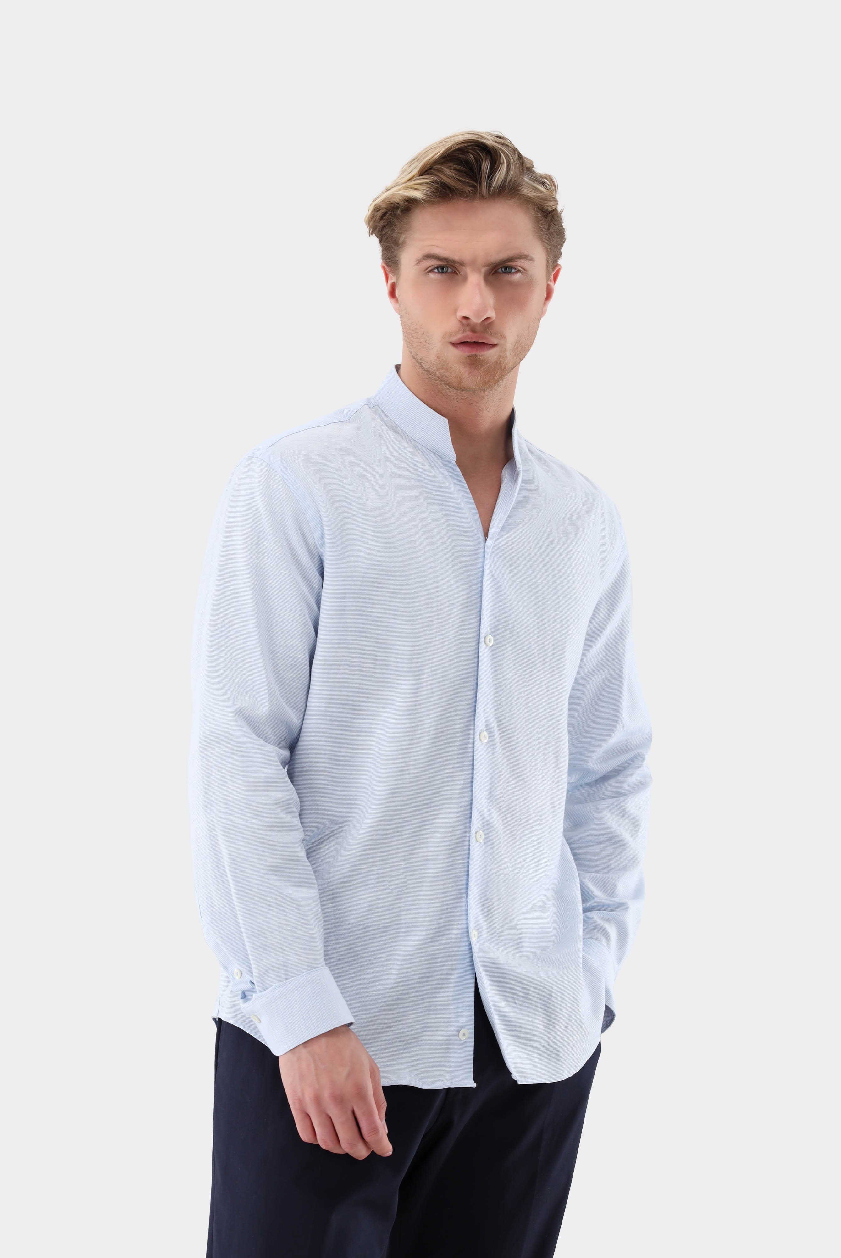 Structured stand-up collar shirt made of cotton and linen