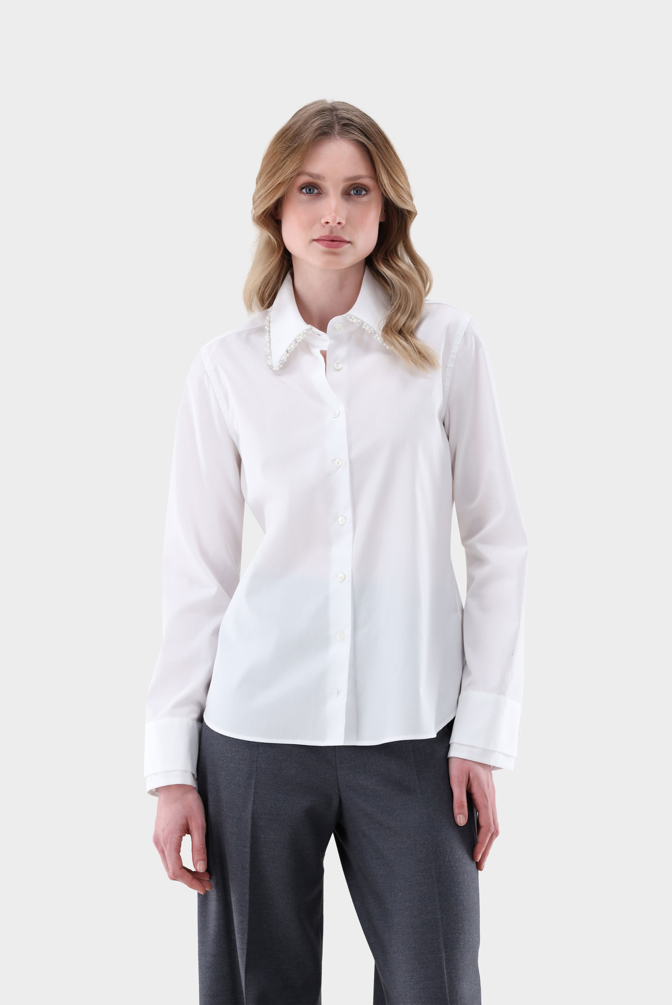 Hemdbluse mit Perlenbesatz