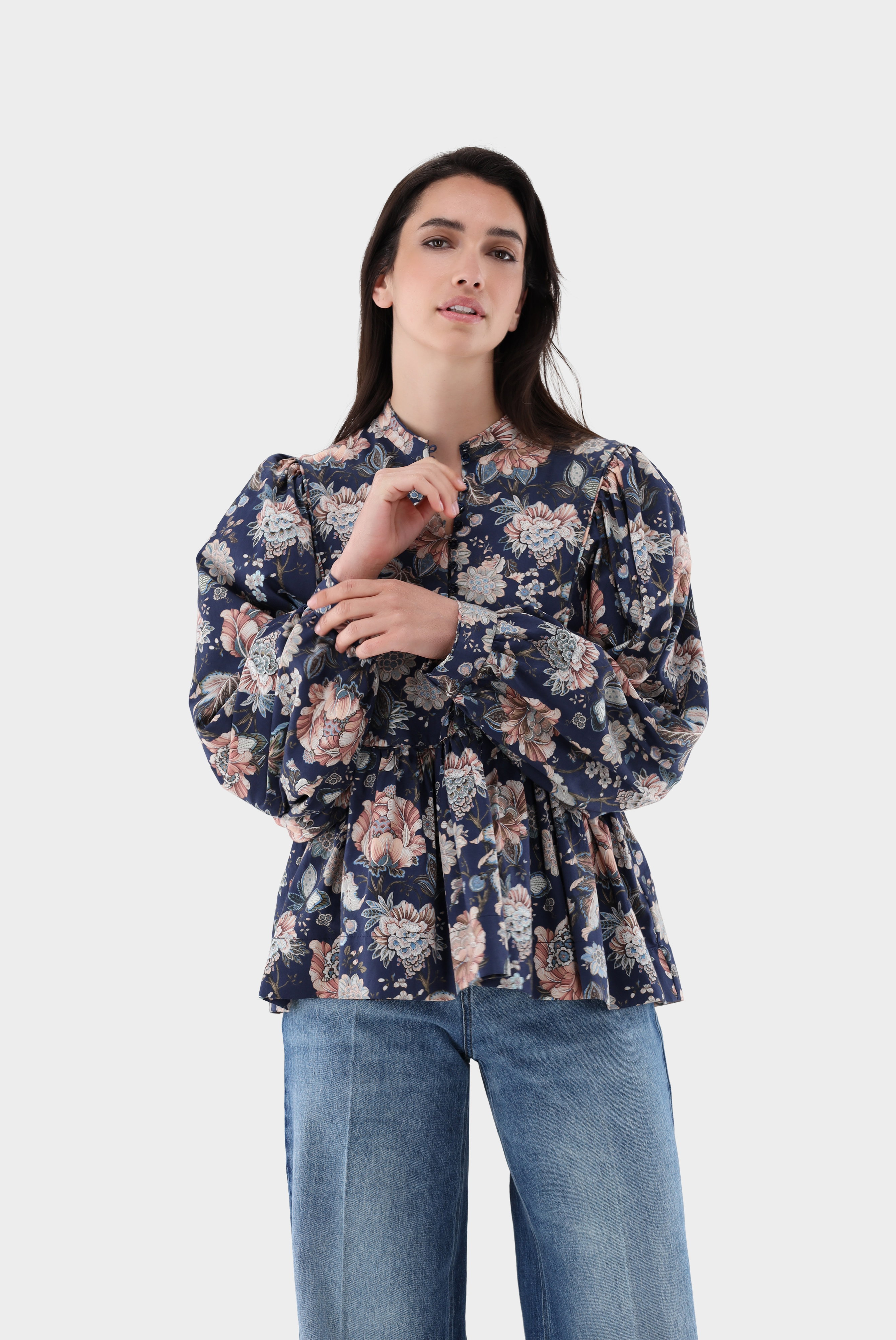 Stehkragenbluse mit Blumenmuster und Plastron