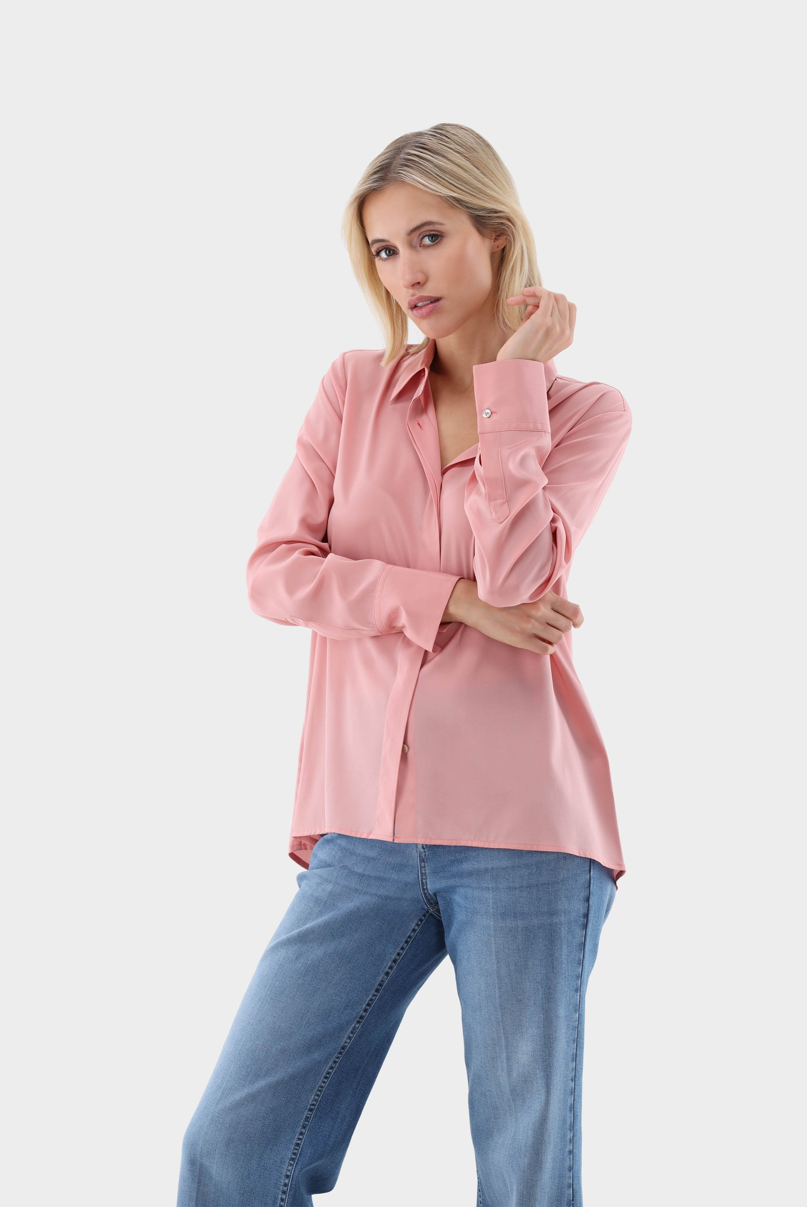 Fitted shirt with silk and stretch