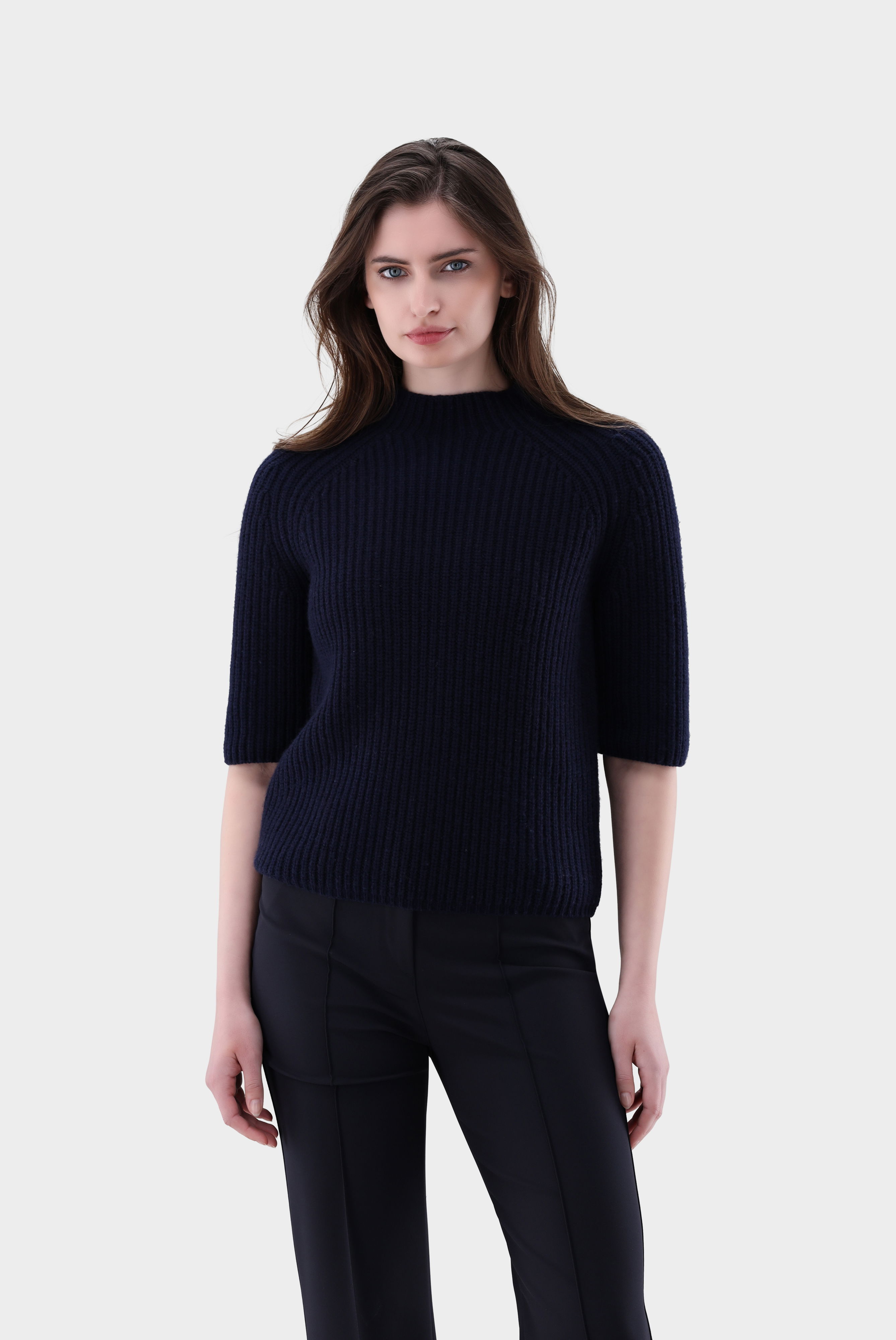 Stehkragenpullover mit kurzen Ärmeln