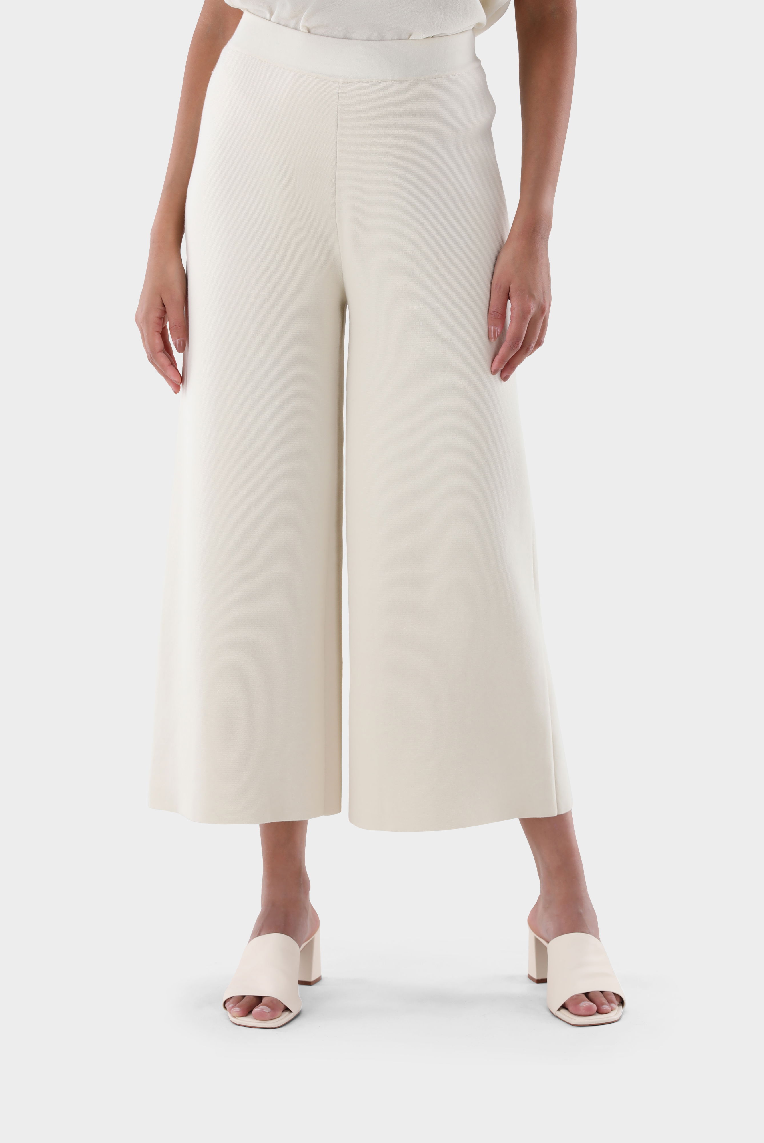 Strickhose mit ausgestelltem Bein