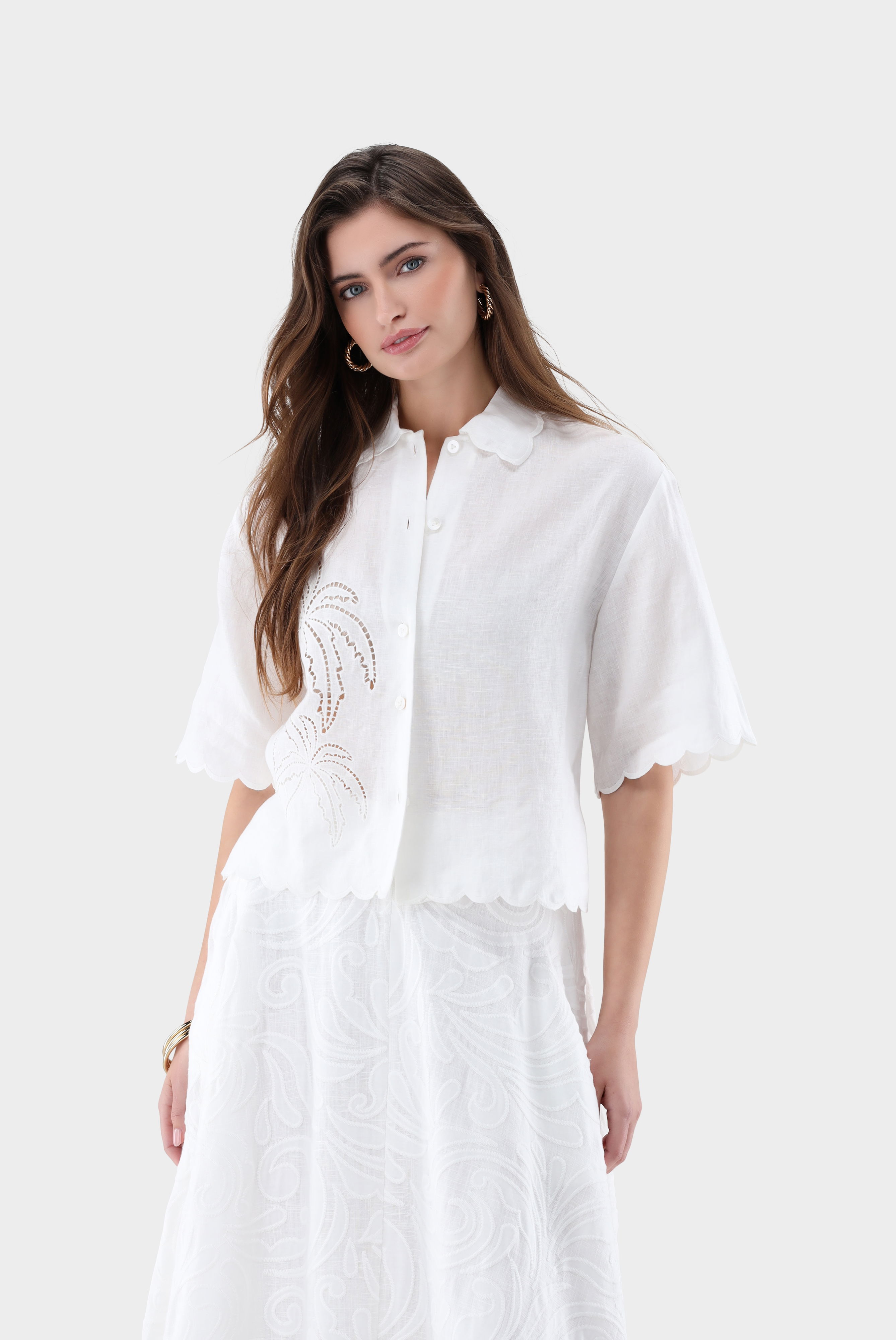 Leinen-Hemdbluse mit Palmen-Lochstickerei