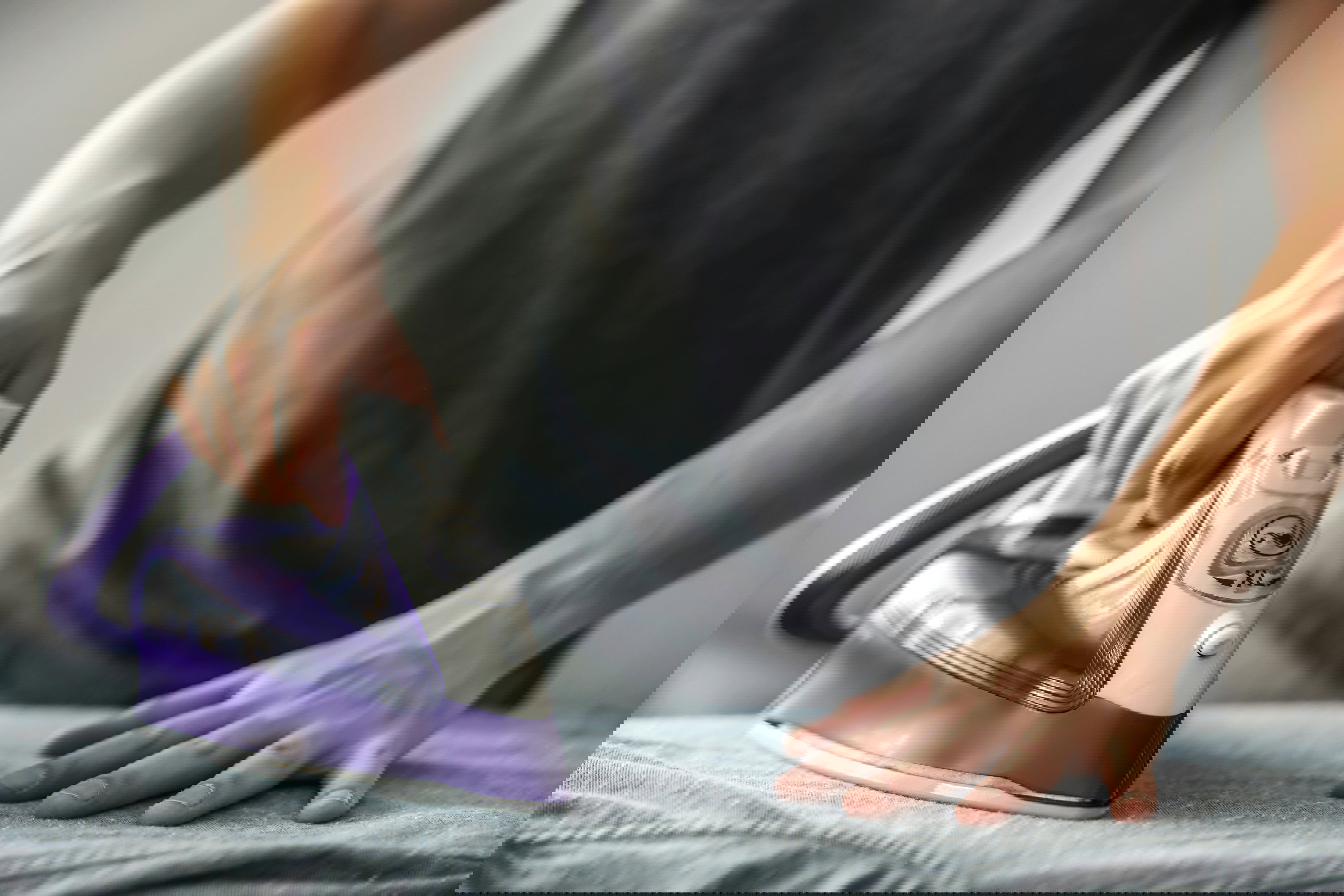 Mann der ein Hemd buegelt als Nahaufnahme