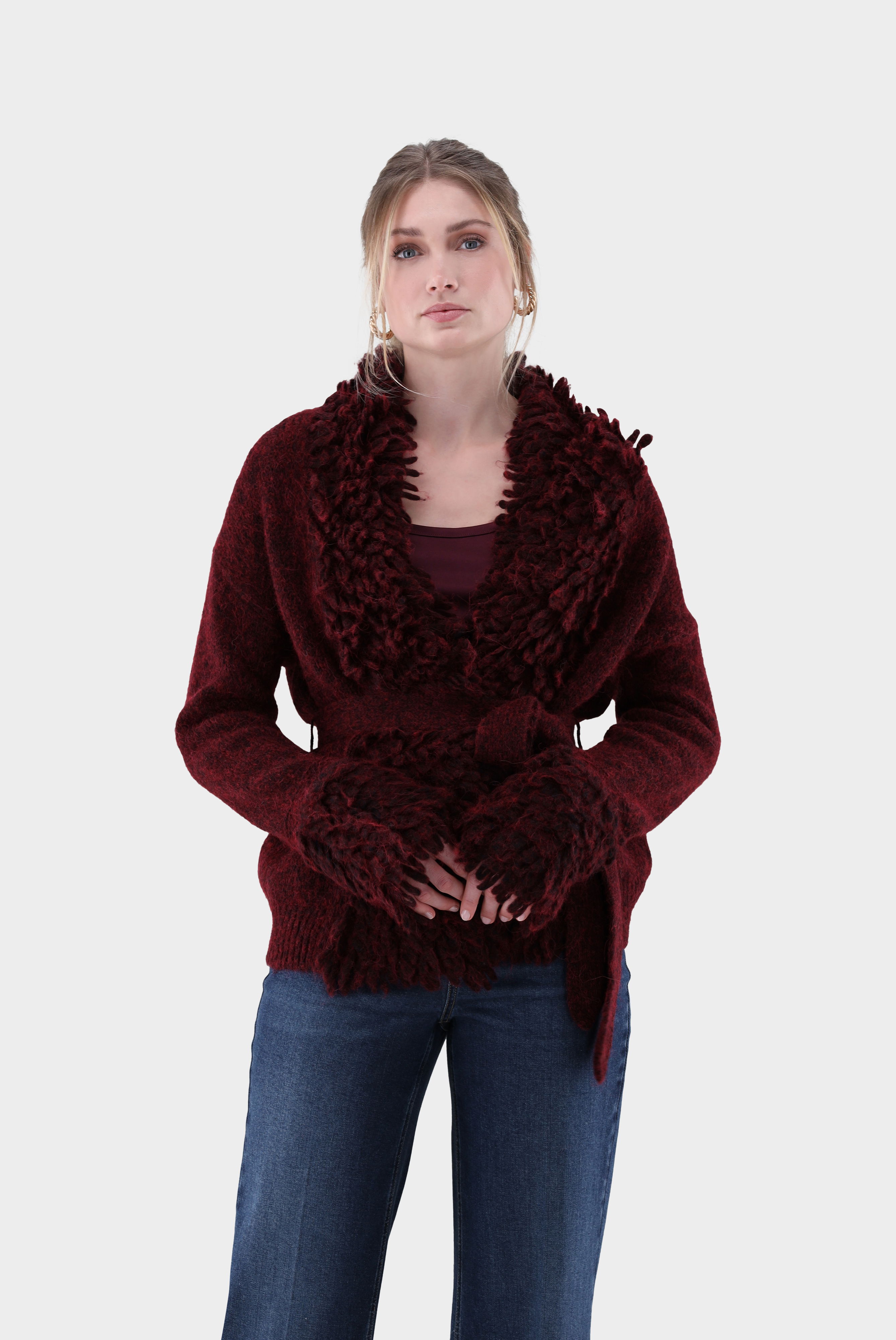 Strickjacke mit Fransen und Bindegürtel
