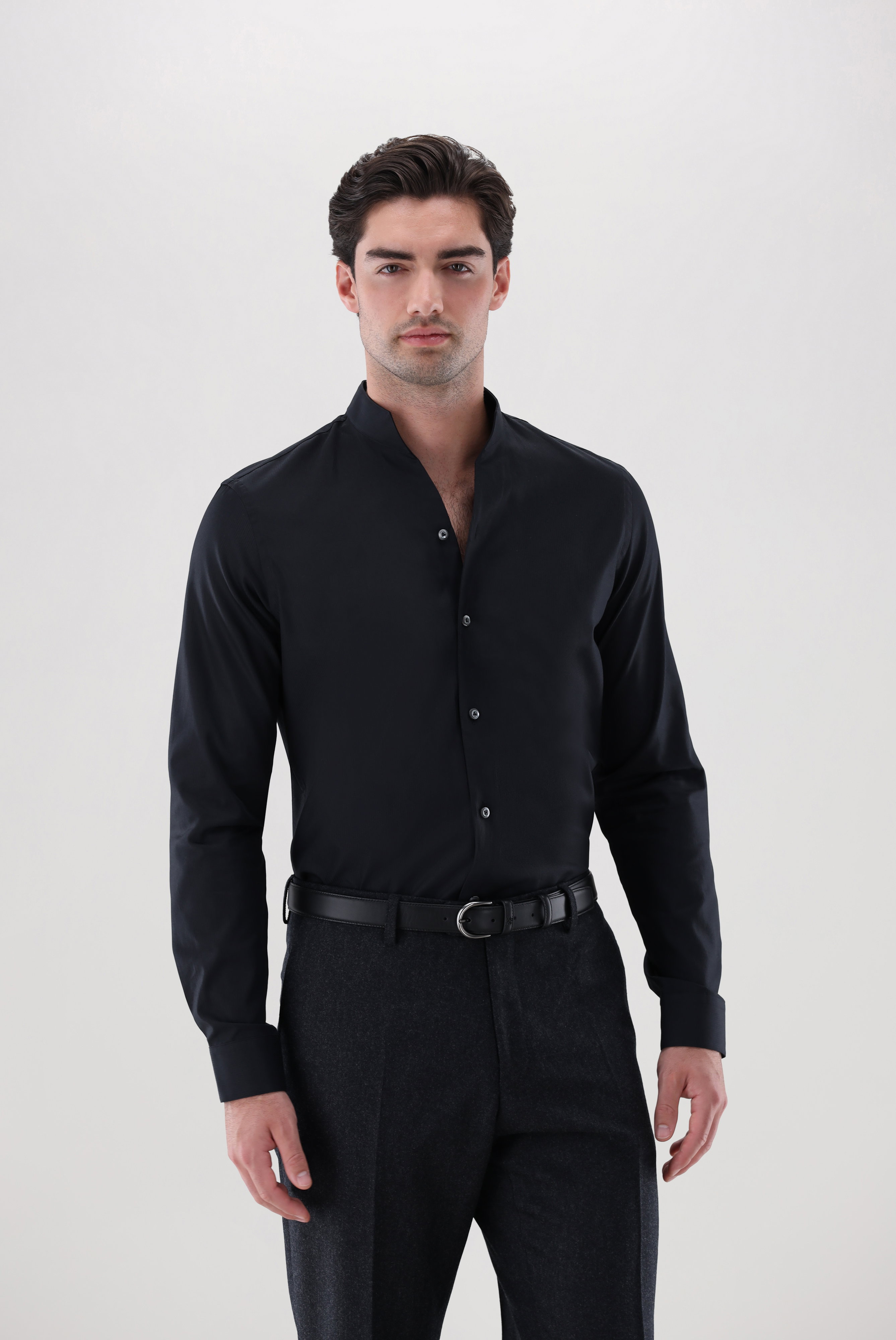 Stehkragenhemd mit V-Ausschnitt und Jacquard-Streifen