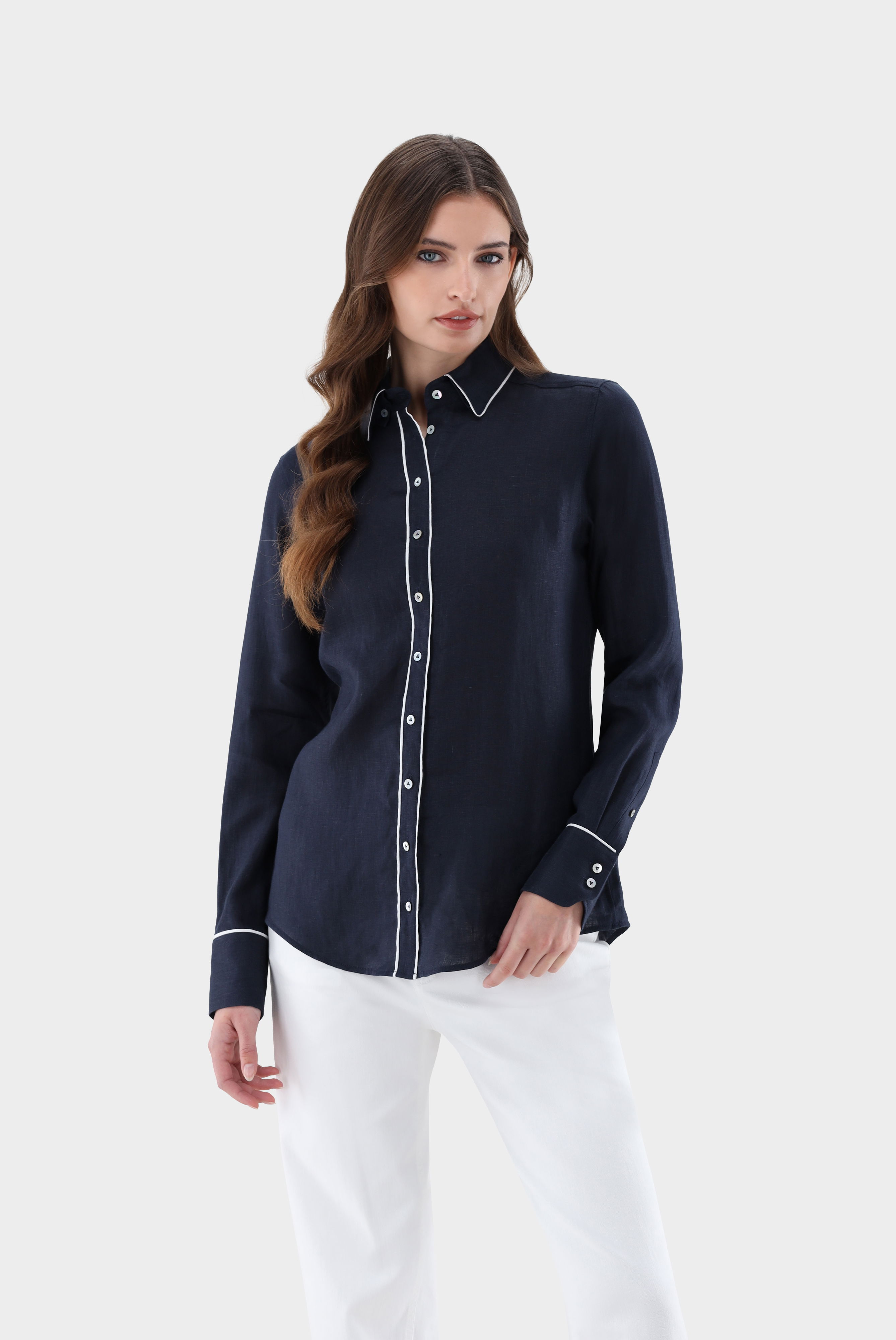 Hemdbluse aus Leinen mit Kontrastpaspel
