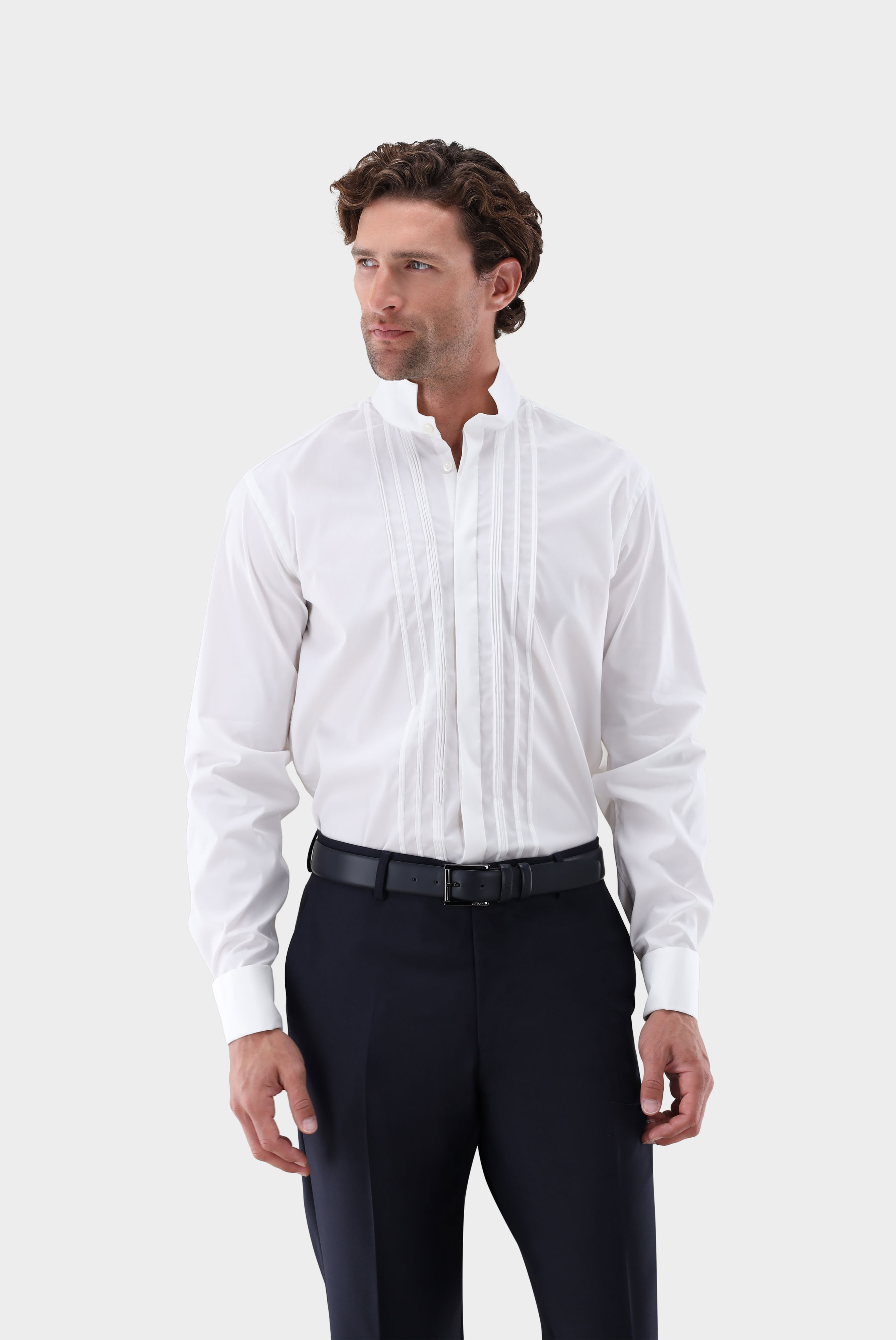 Hemd mit hohem Stehkragen und Biesen