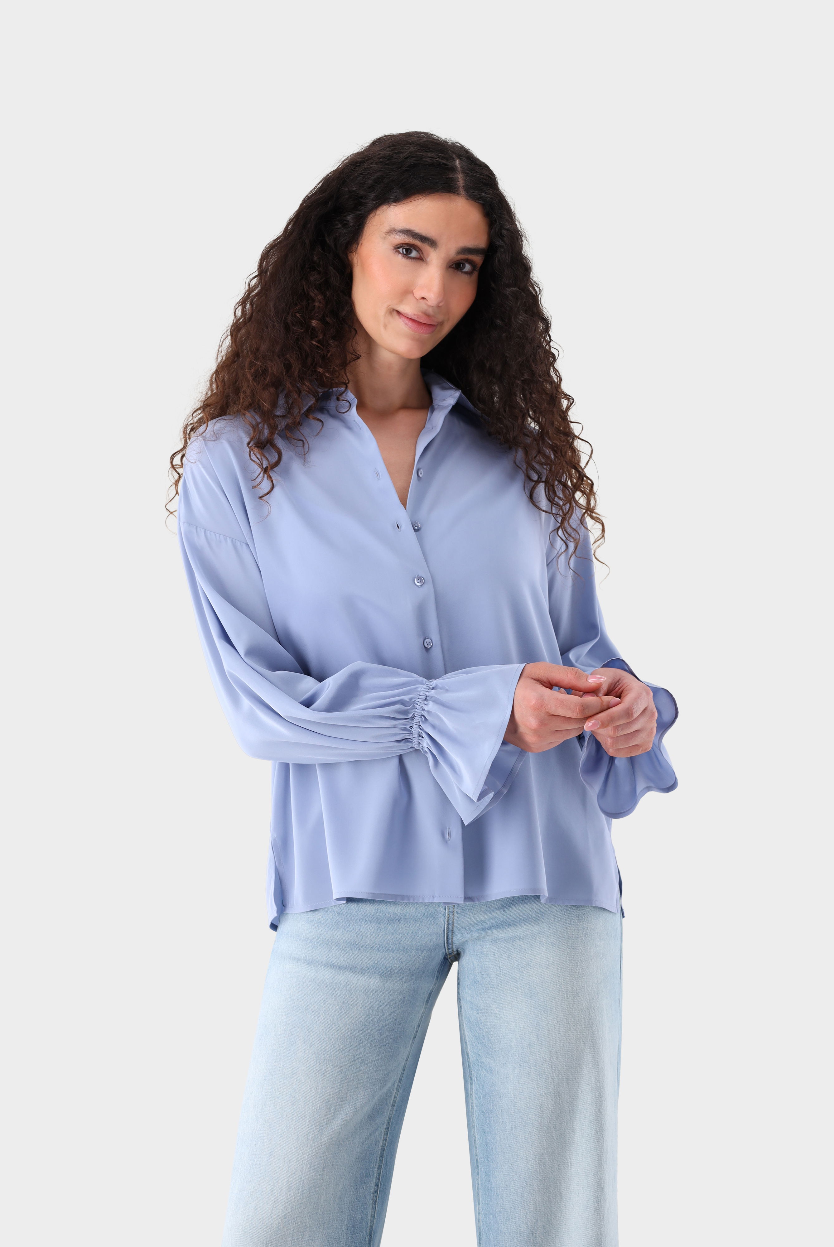 Hemdbluse aus Seide mit ausgestellten Manschetten
