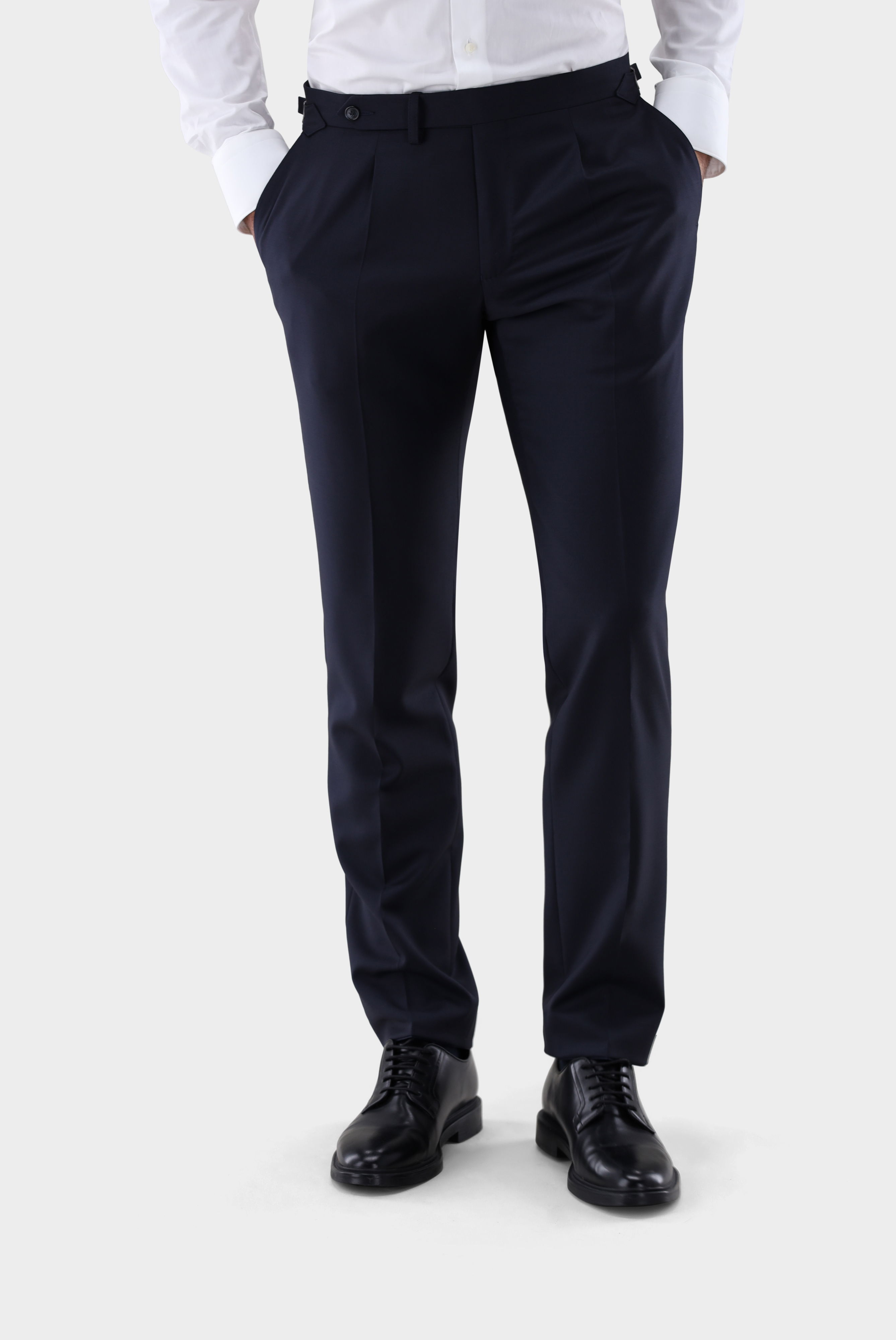 Hose aus Wolle mit Bundfalten und Slim Leg