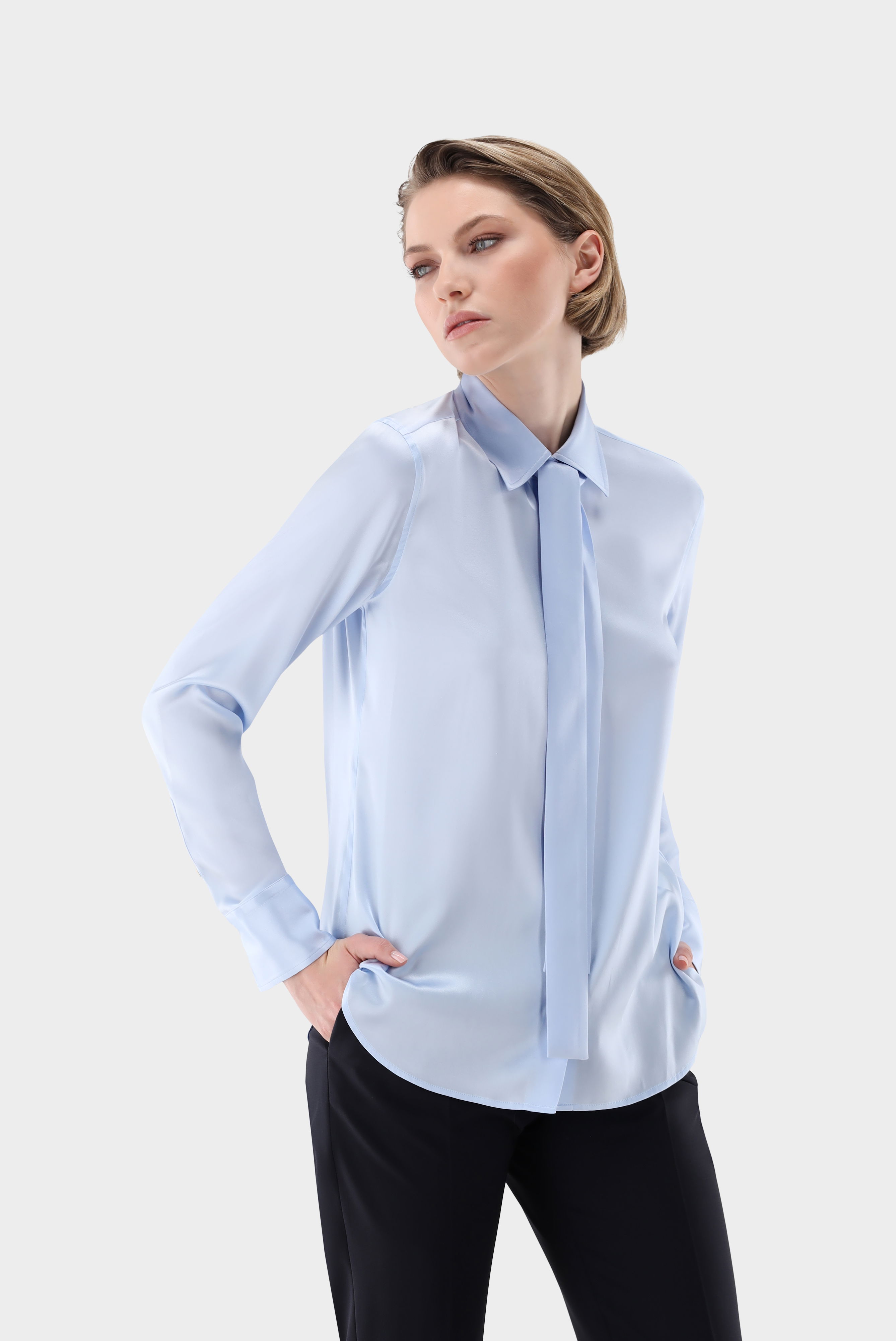 Semi fitted shirt in silk with stretch