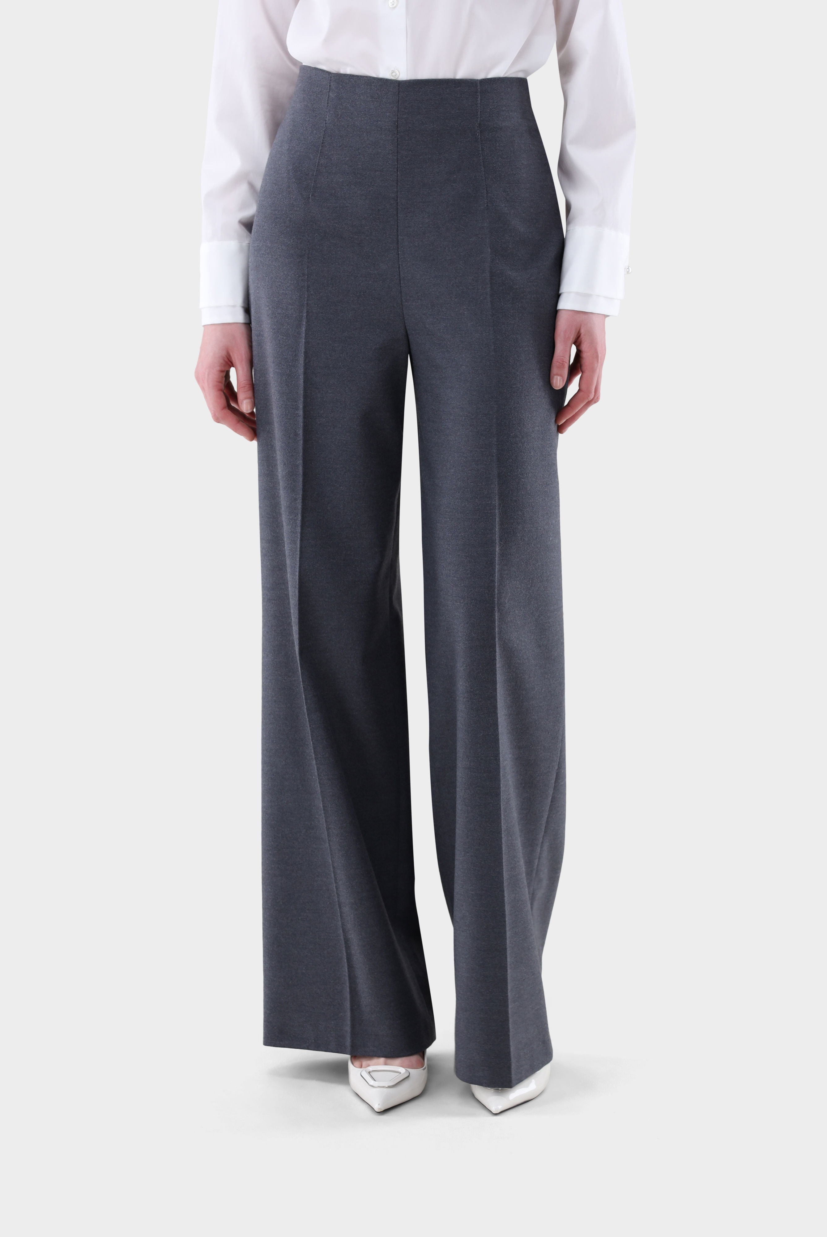 Hose mit weitem Bein und Bügelfalten