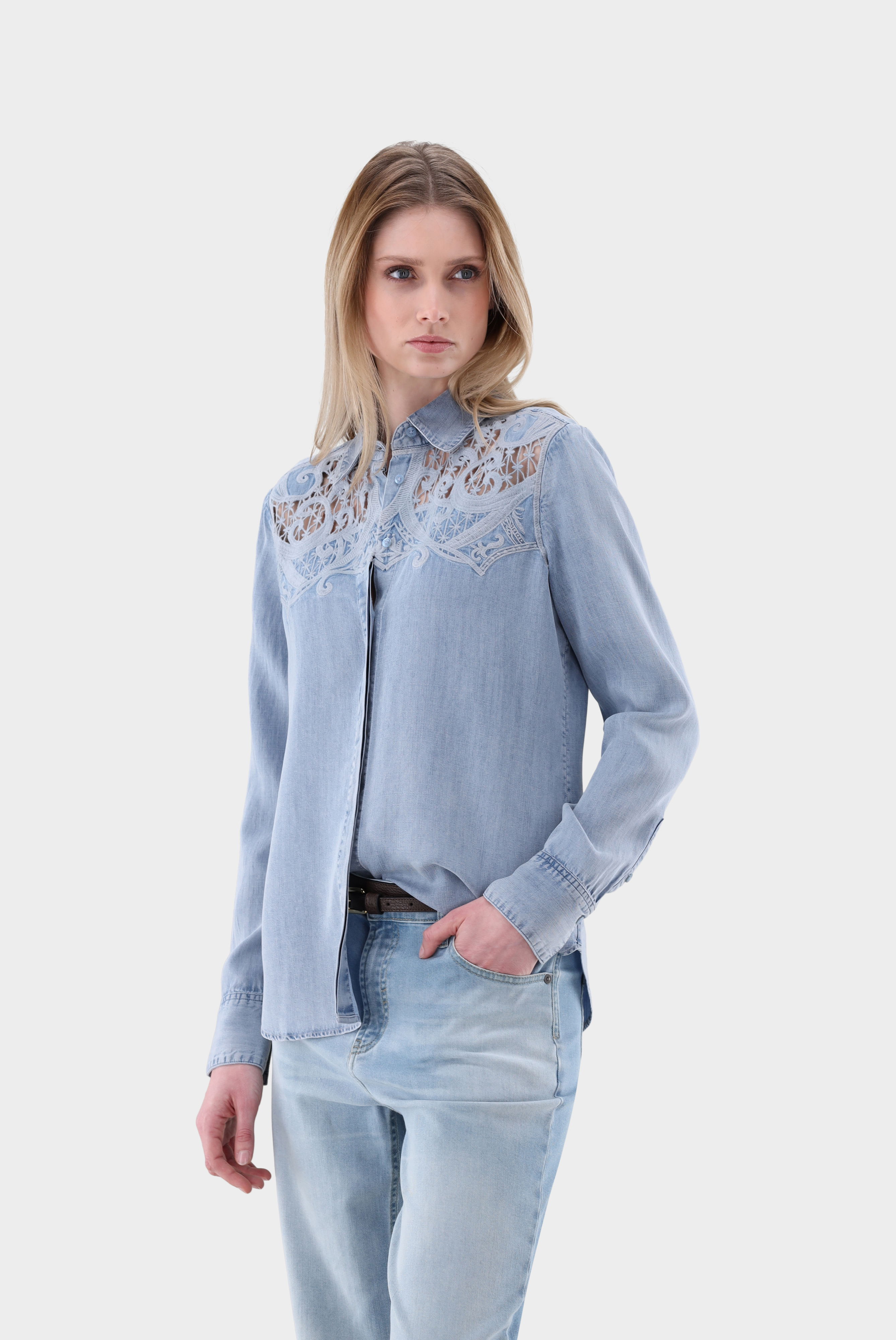 Hemdbluse mit Spitzenausschnitten in Jeans-Optik