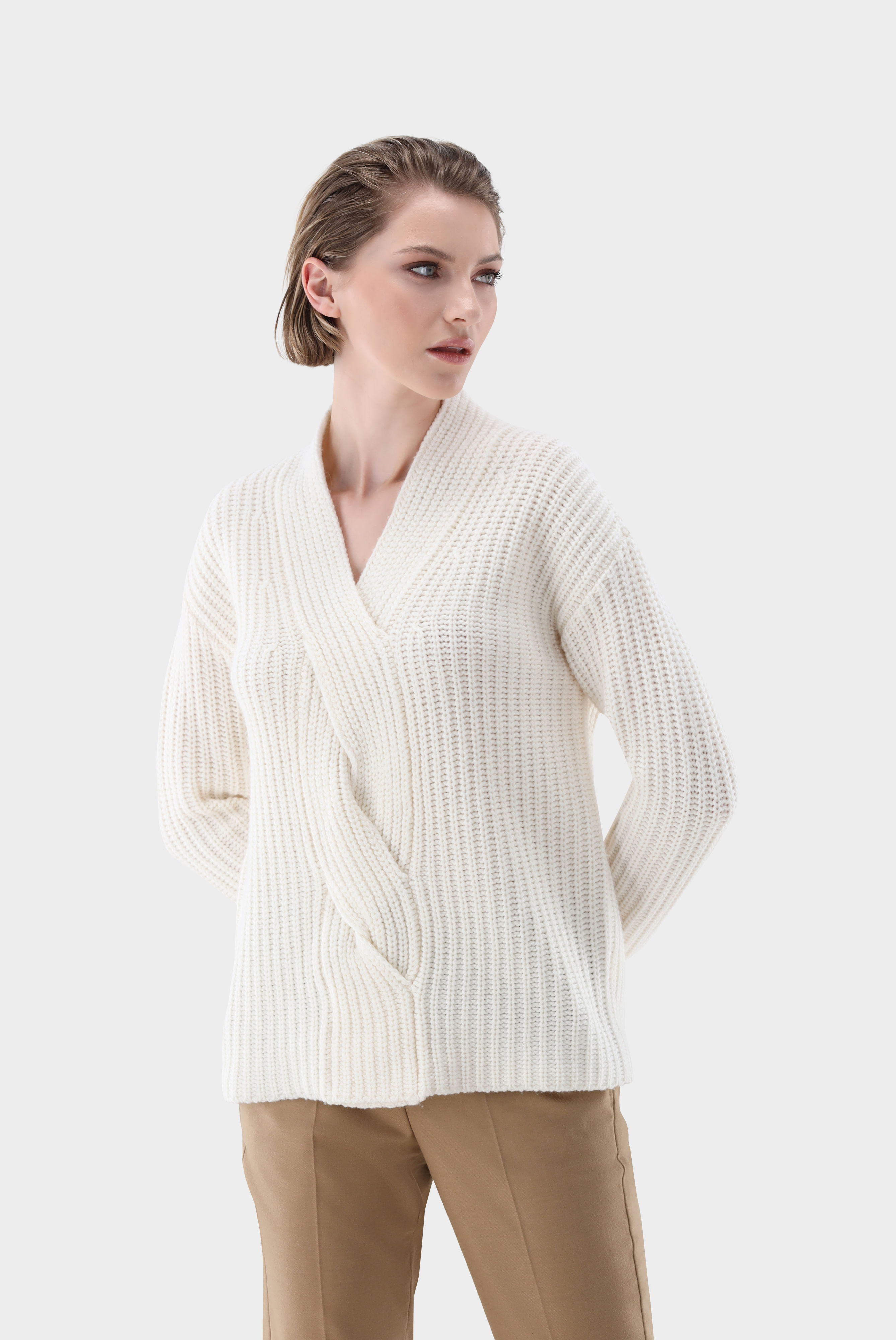 V-Ausschnitt-Pullover mit Zopfmuster