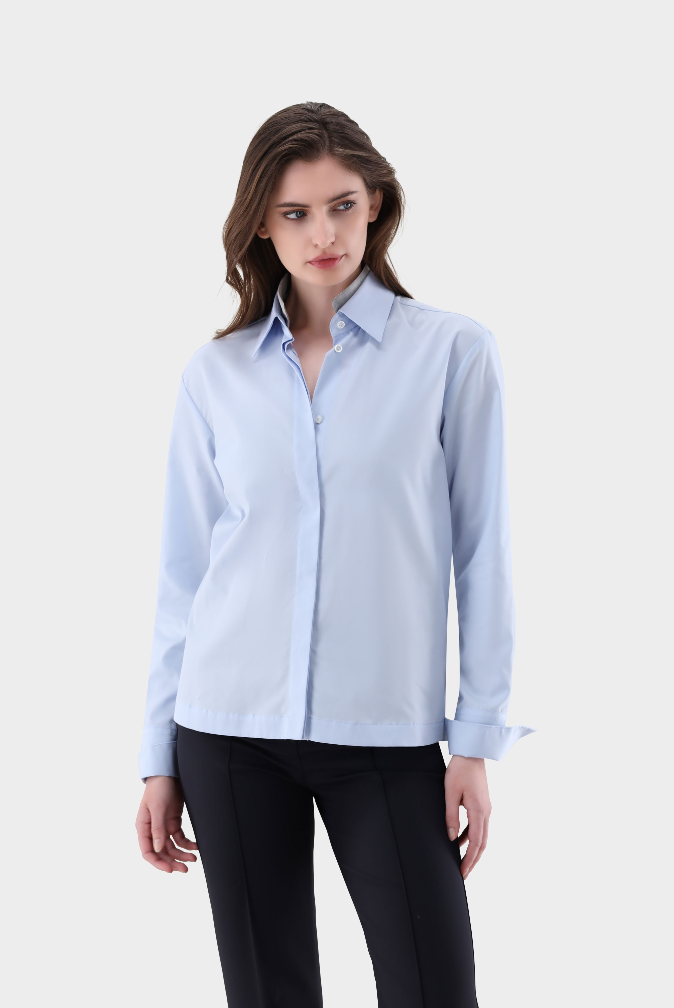 Bluse mit abnehmbaren Kragen und glänzenden Details