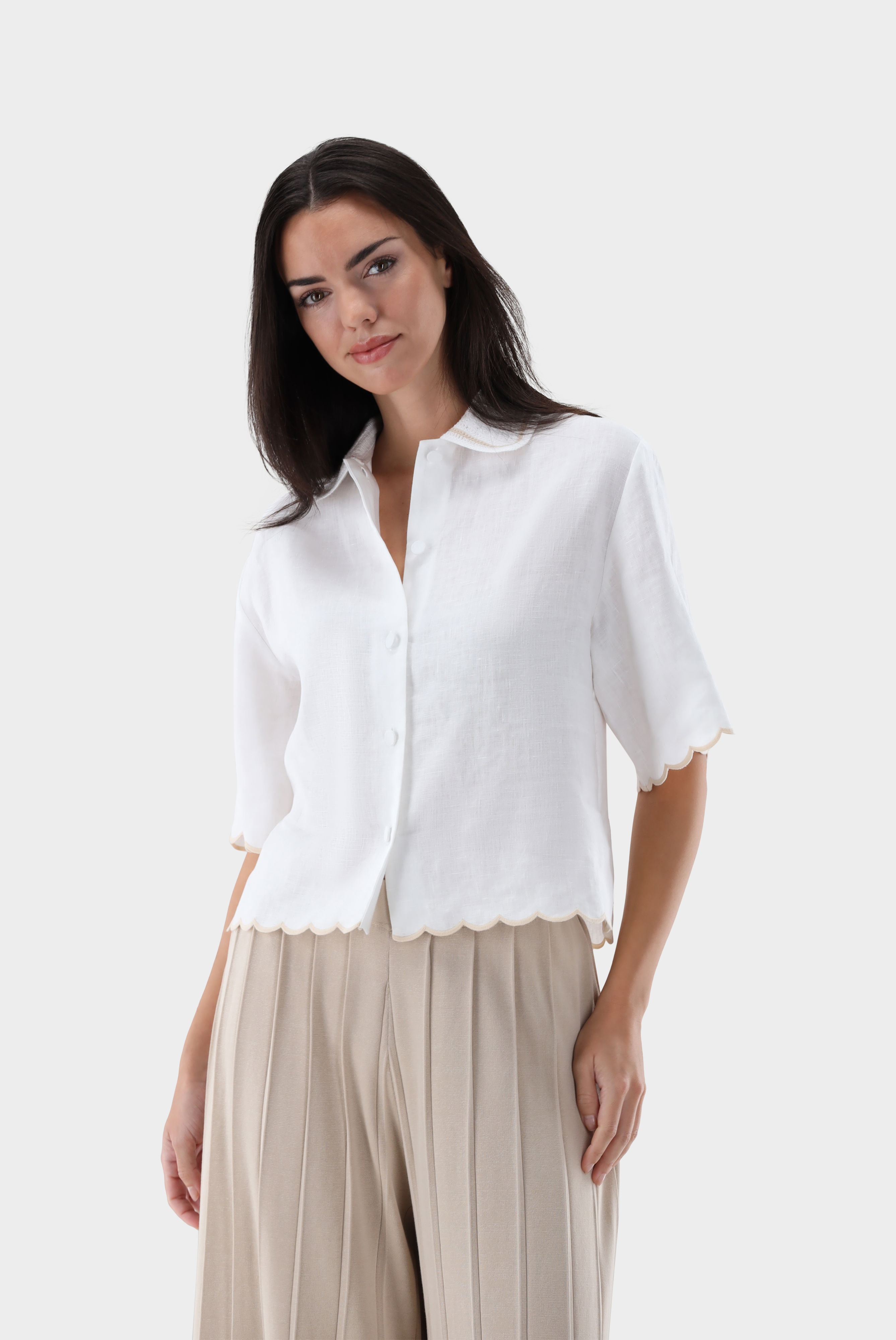 Kurzarm Hemdbluse aus Leinen mit Häkelkragen