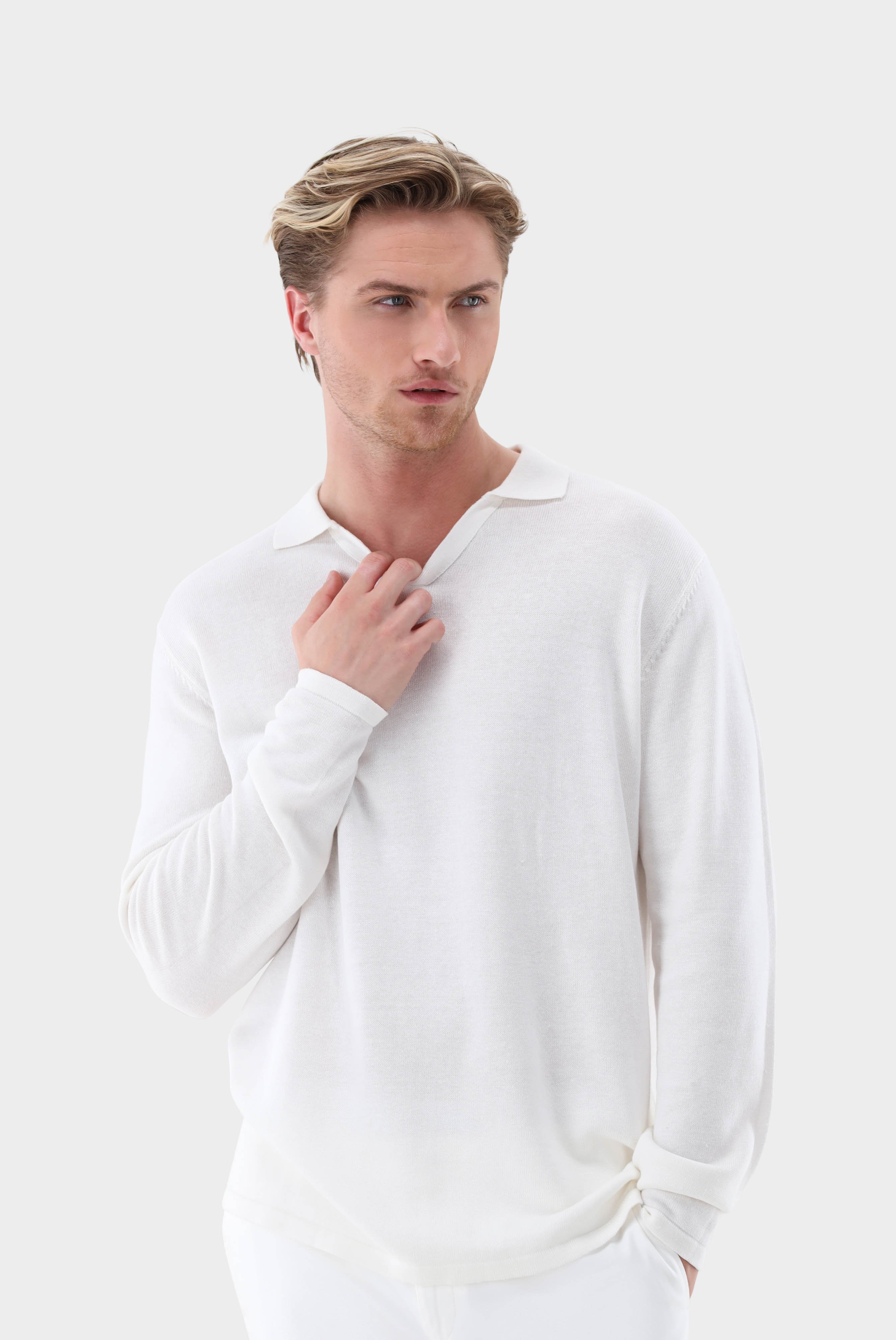 Kinitted V-Neck Polo with Linen