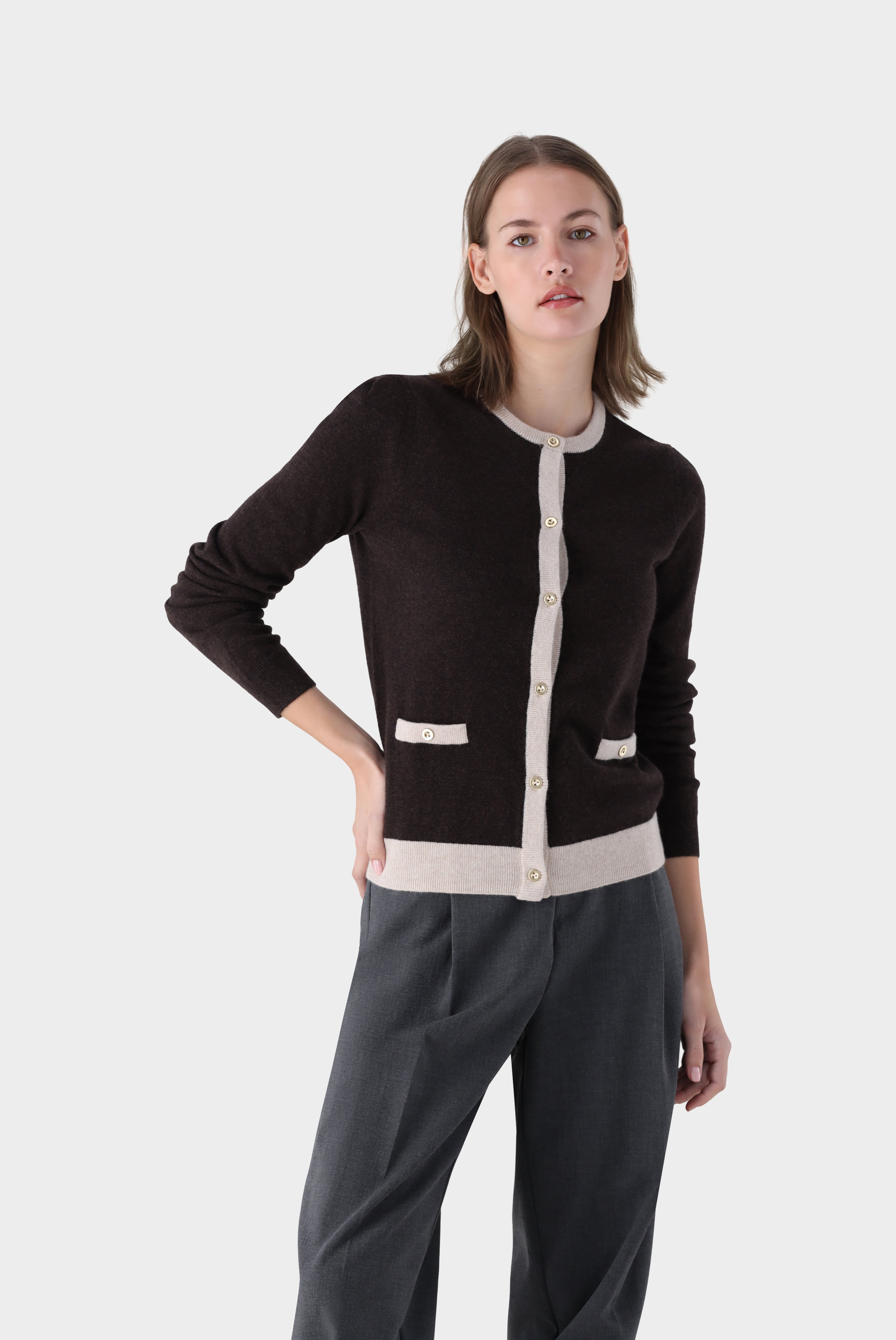 Strickjacke aus Kaschmir mit Kontrasten