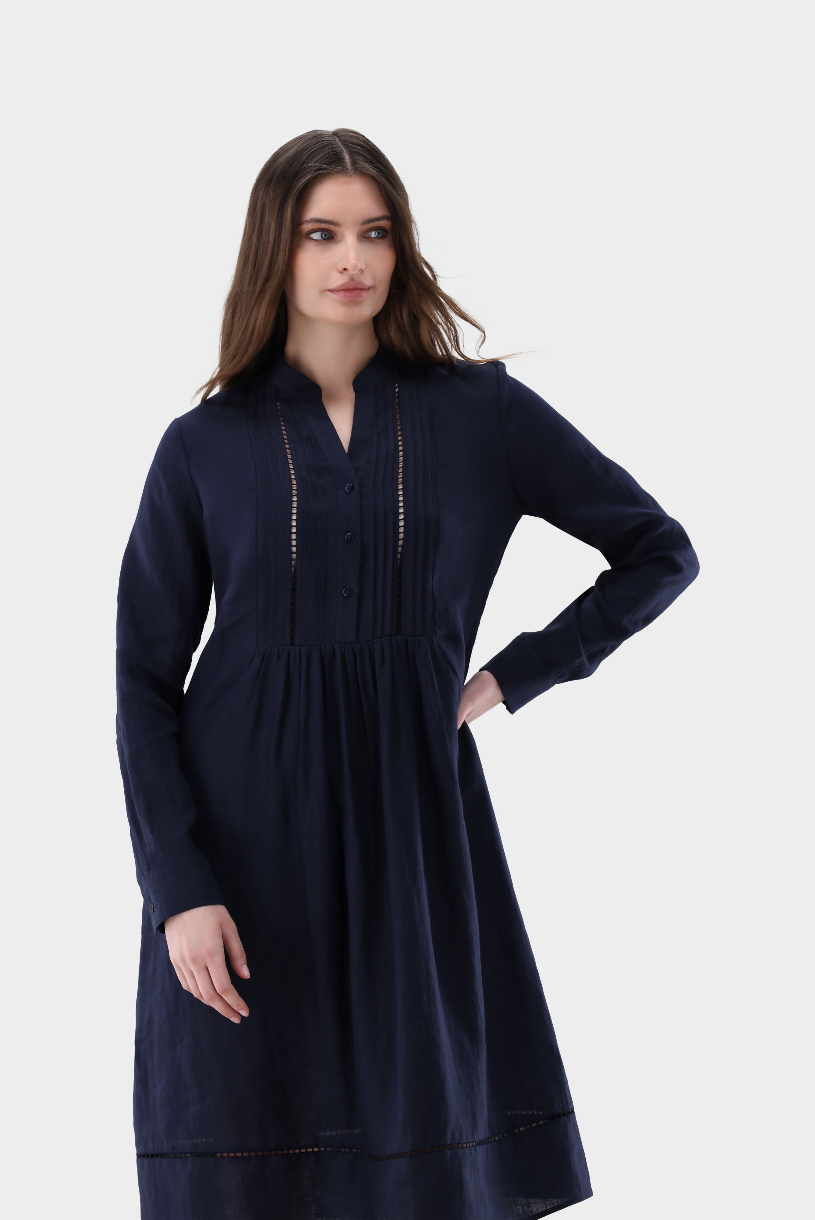 Midikleid aus Leinen mit Lochstick-Details