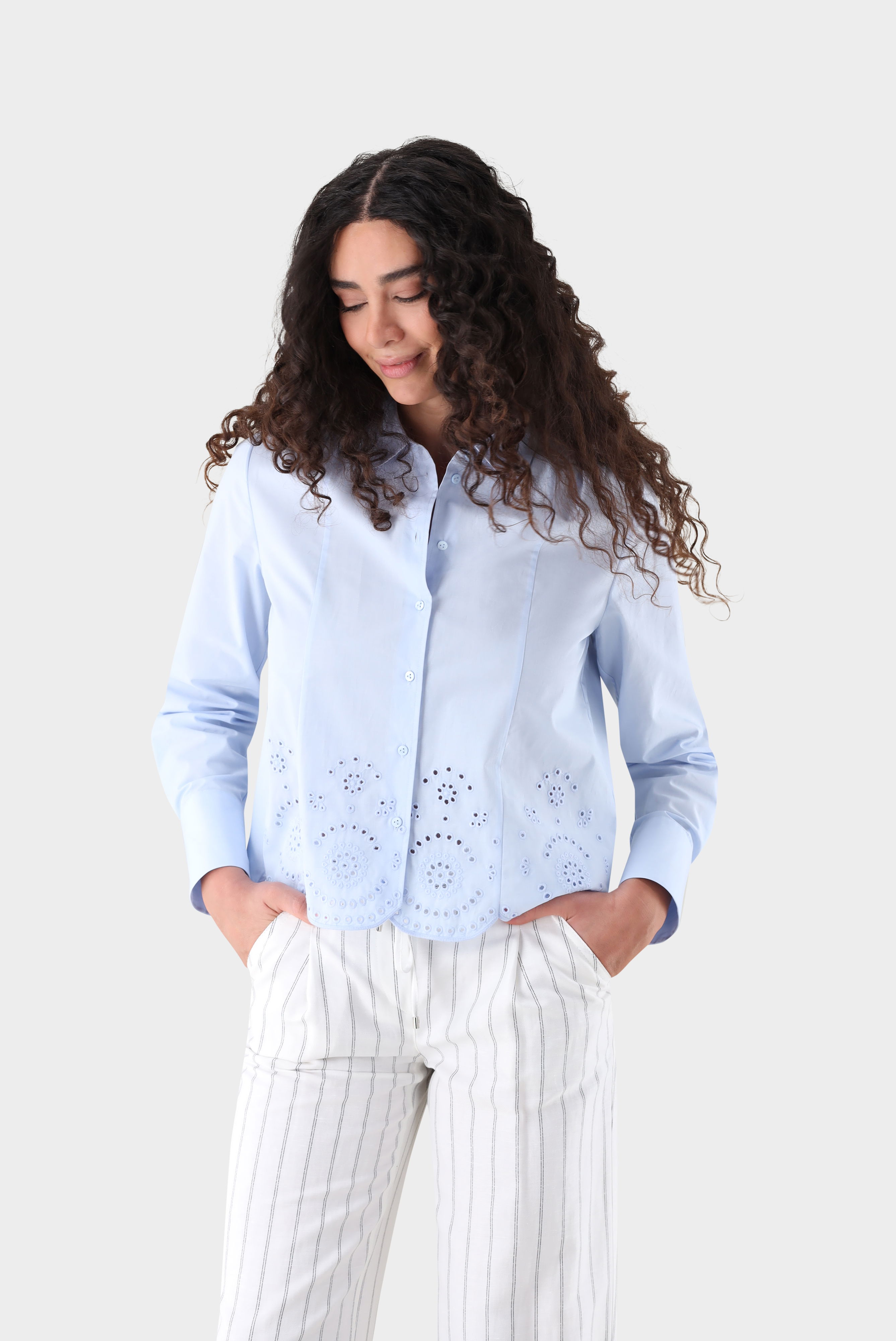 Hemdbluse aus Popeline mit Lochstick-Saum