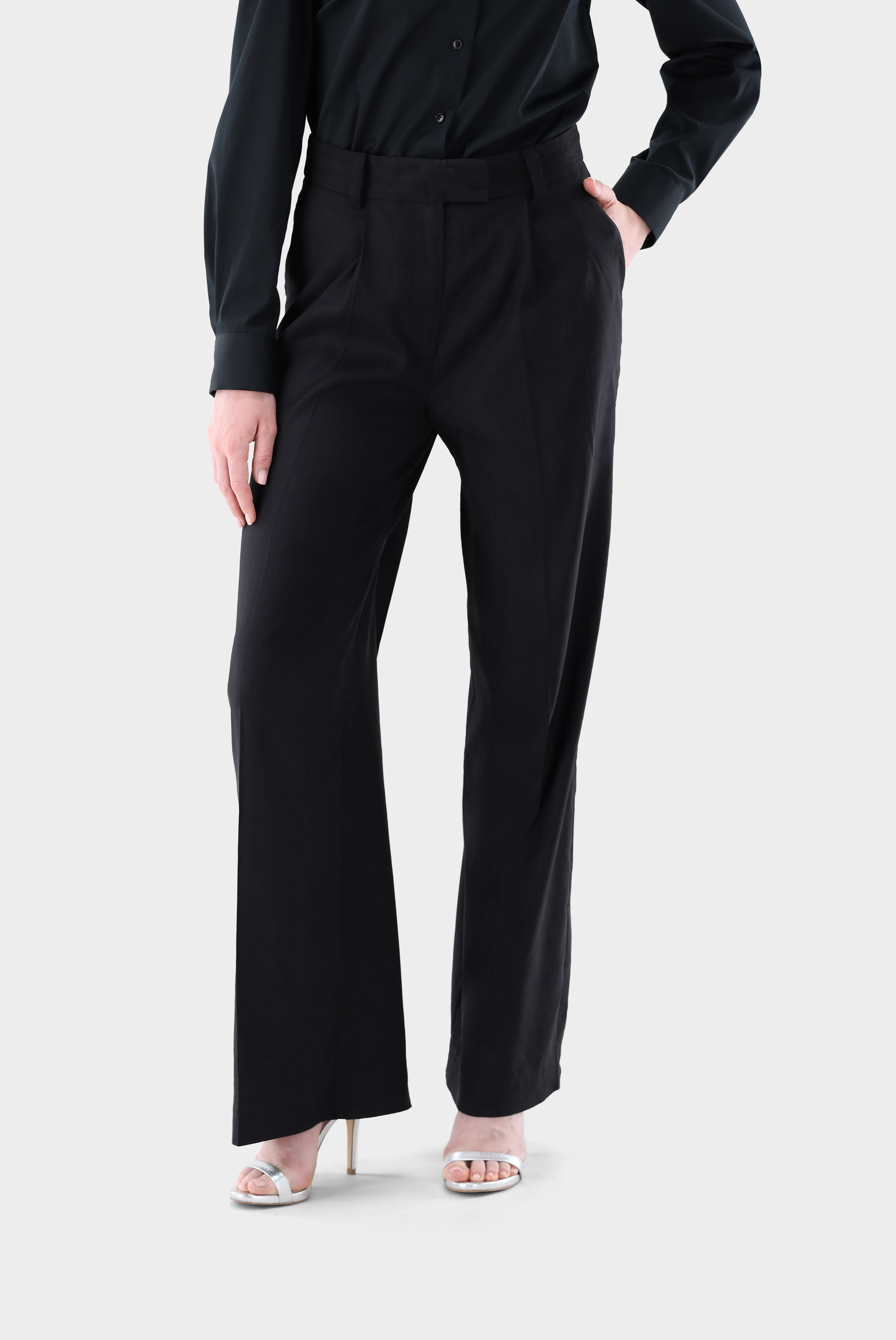 Hose mit ausgestelltem Bein