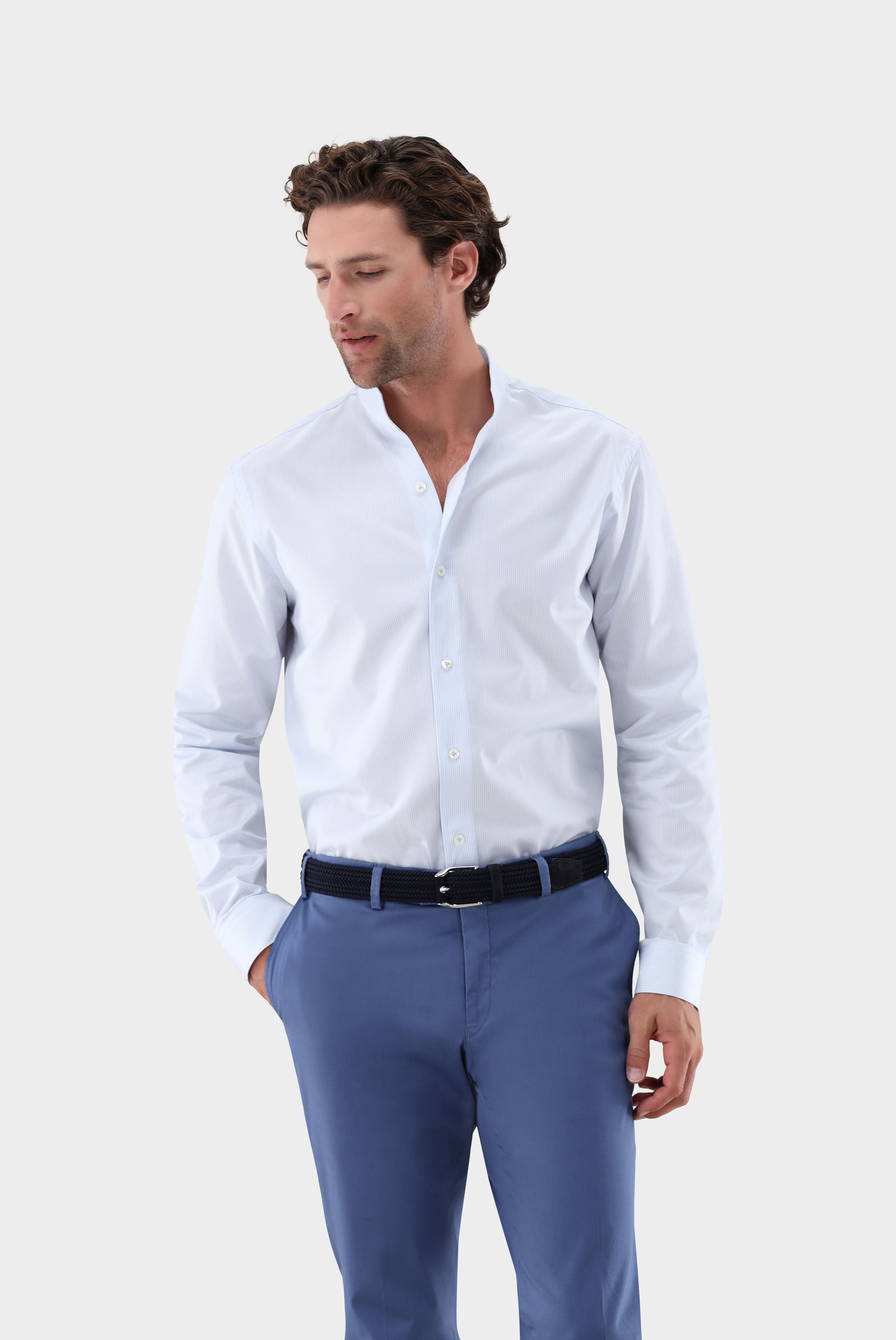 Stand-up collar shirt with V-neck made of twill