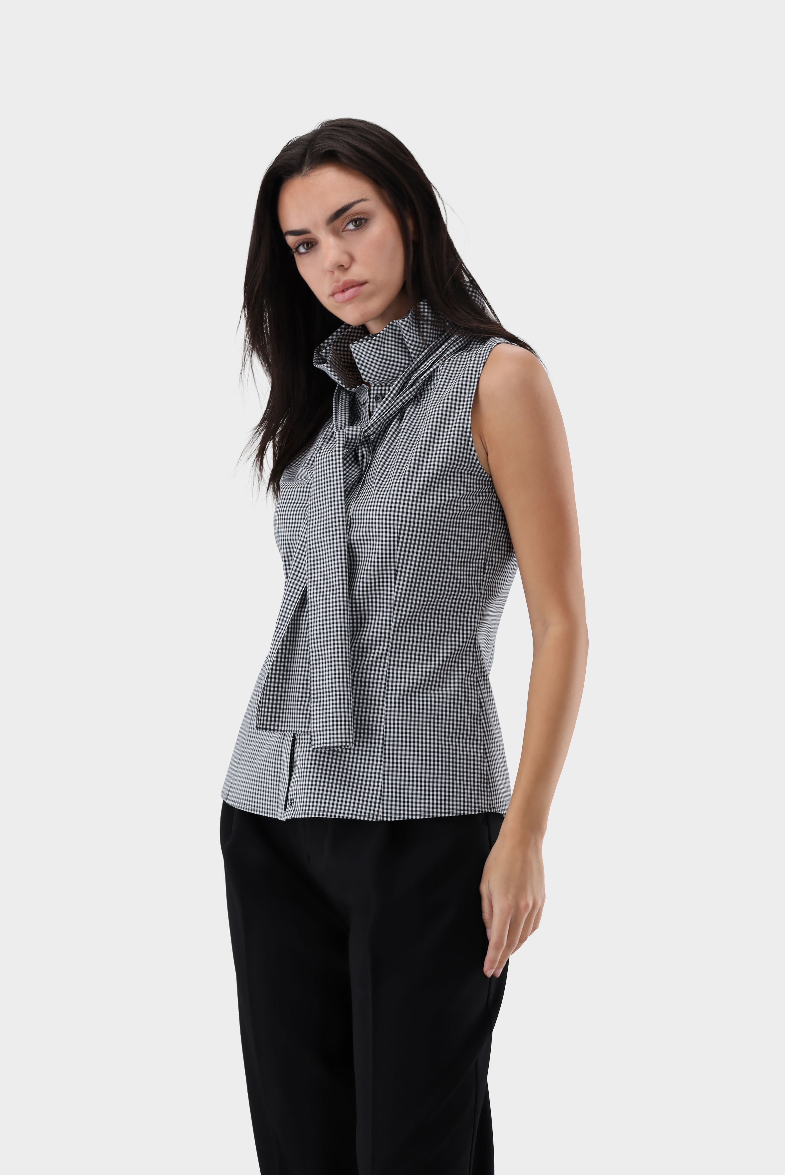 Ärmellose Bluse mit Rüschen und Schluppe