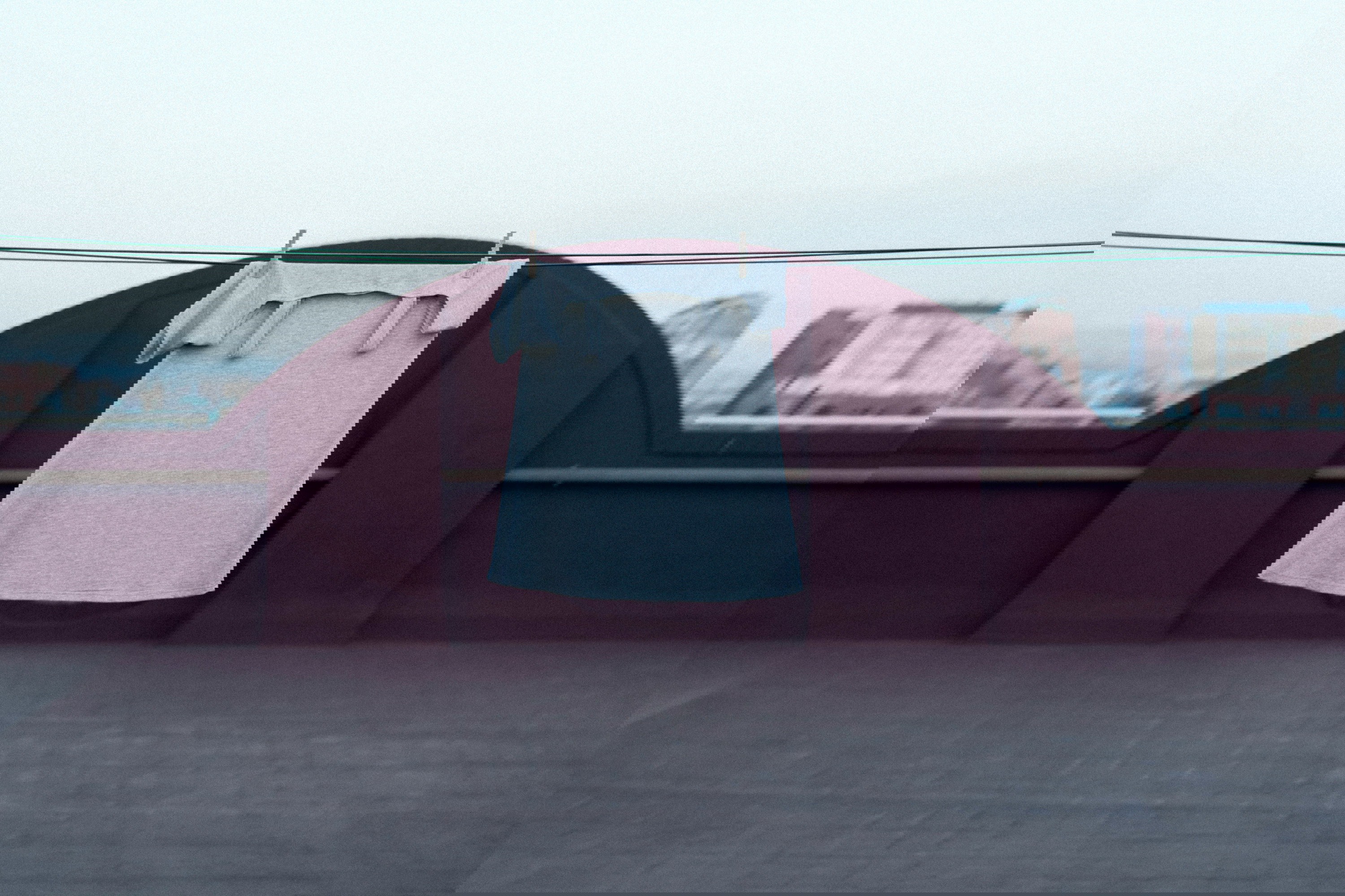 Hemd das auf einer Waescheleine trocknet