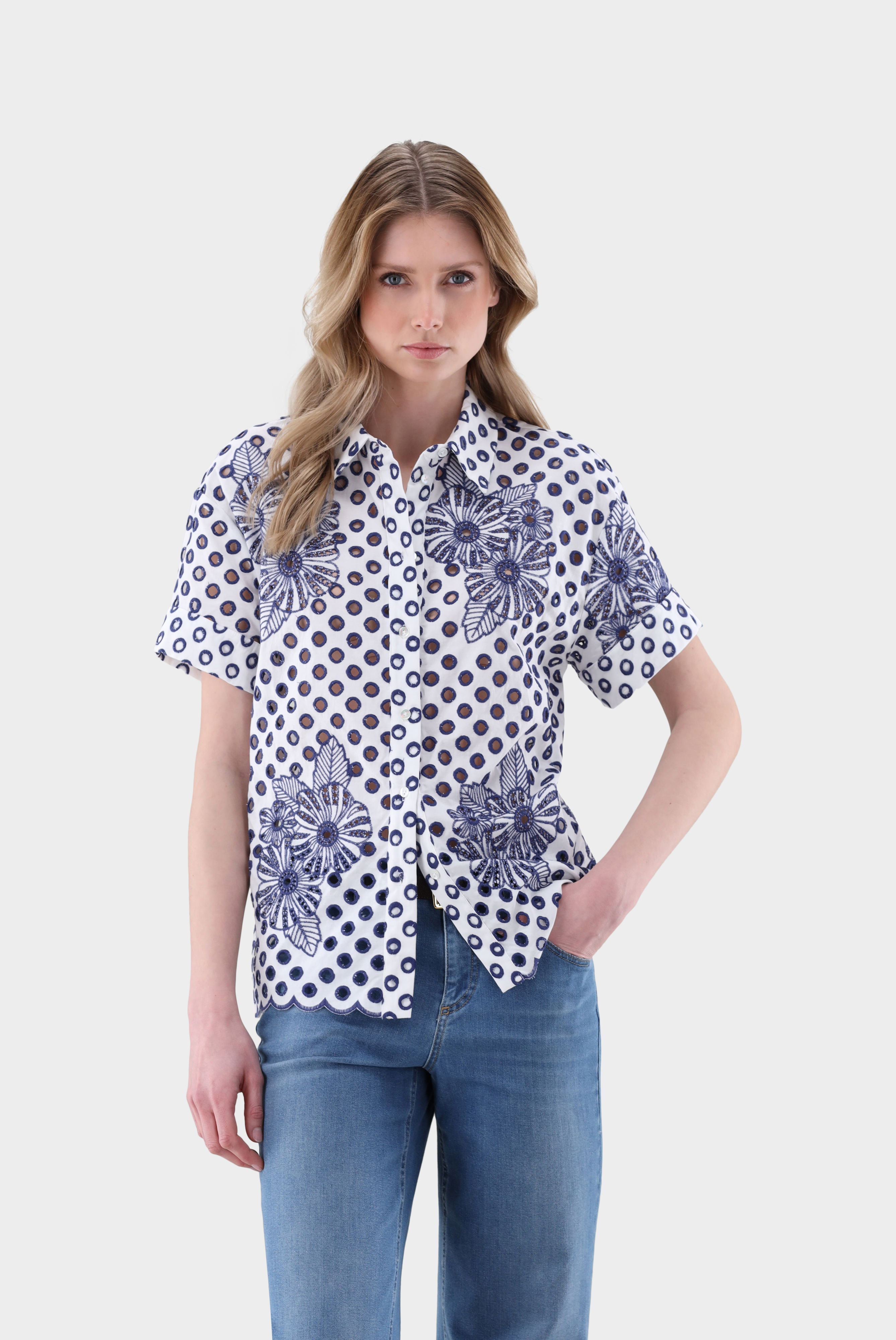Hemdbluse aus zweifarbiger Lochstickerei mit Kurzarm