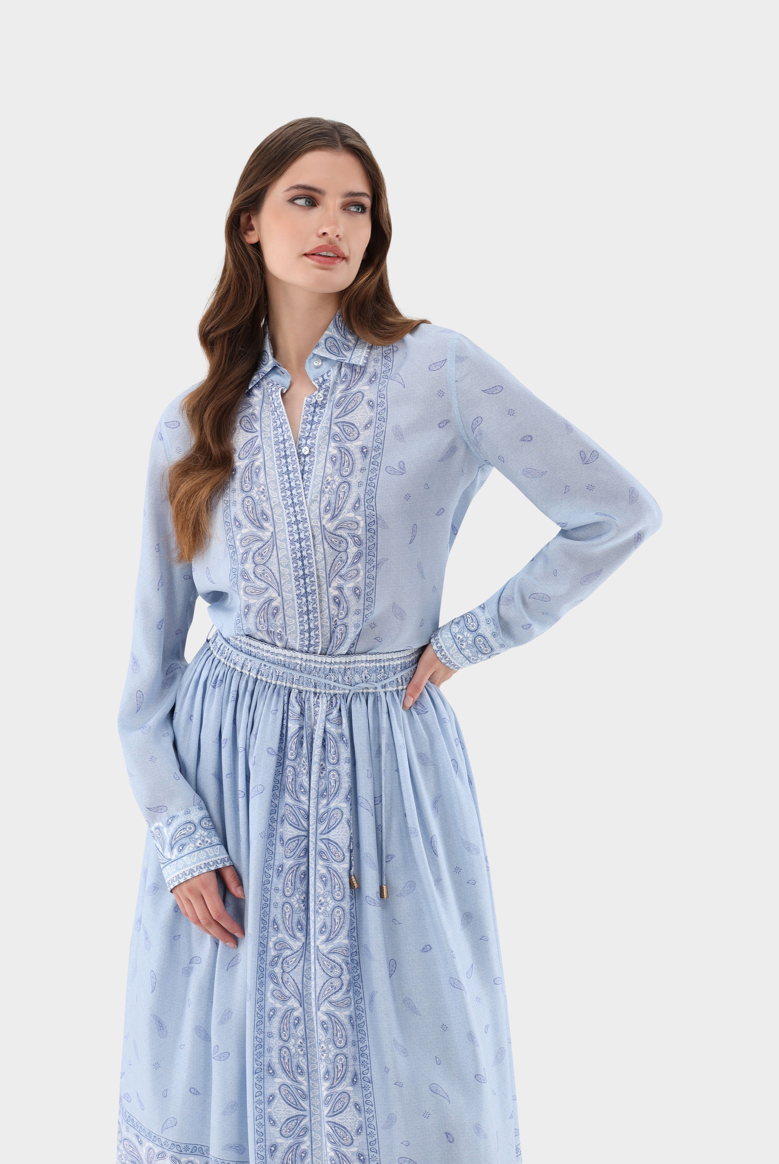 Seidenbluse tailliert mit Bandana-Druck
