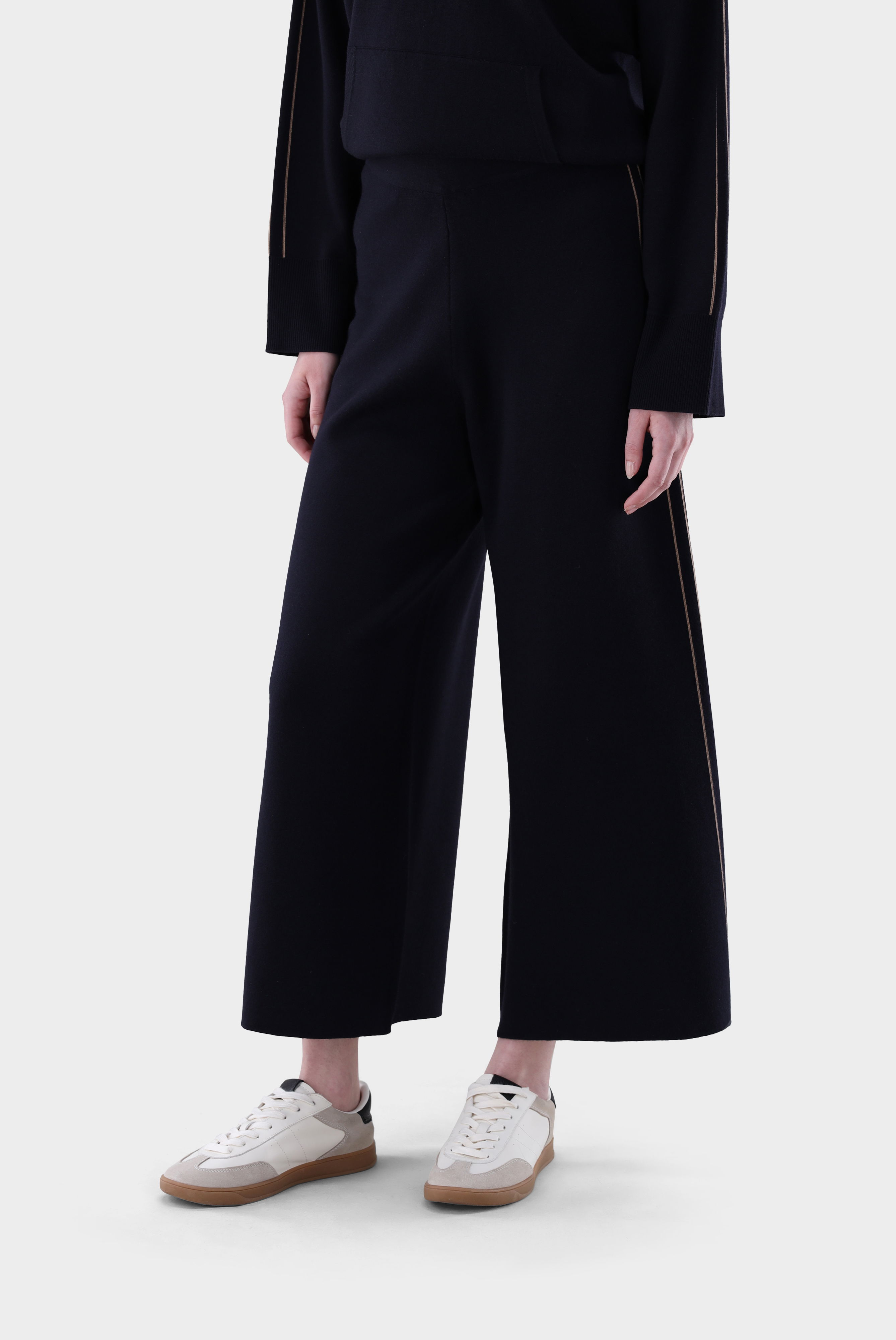 Strickhose mit weitem Bein und Detail