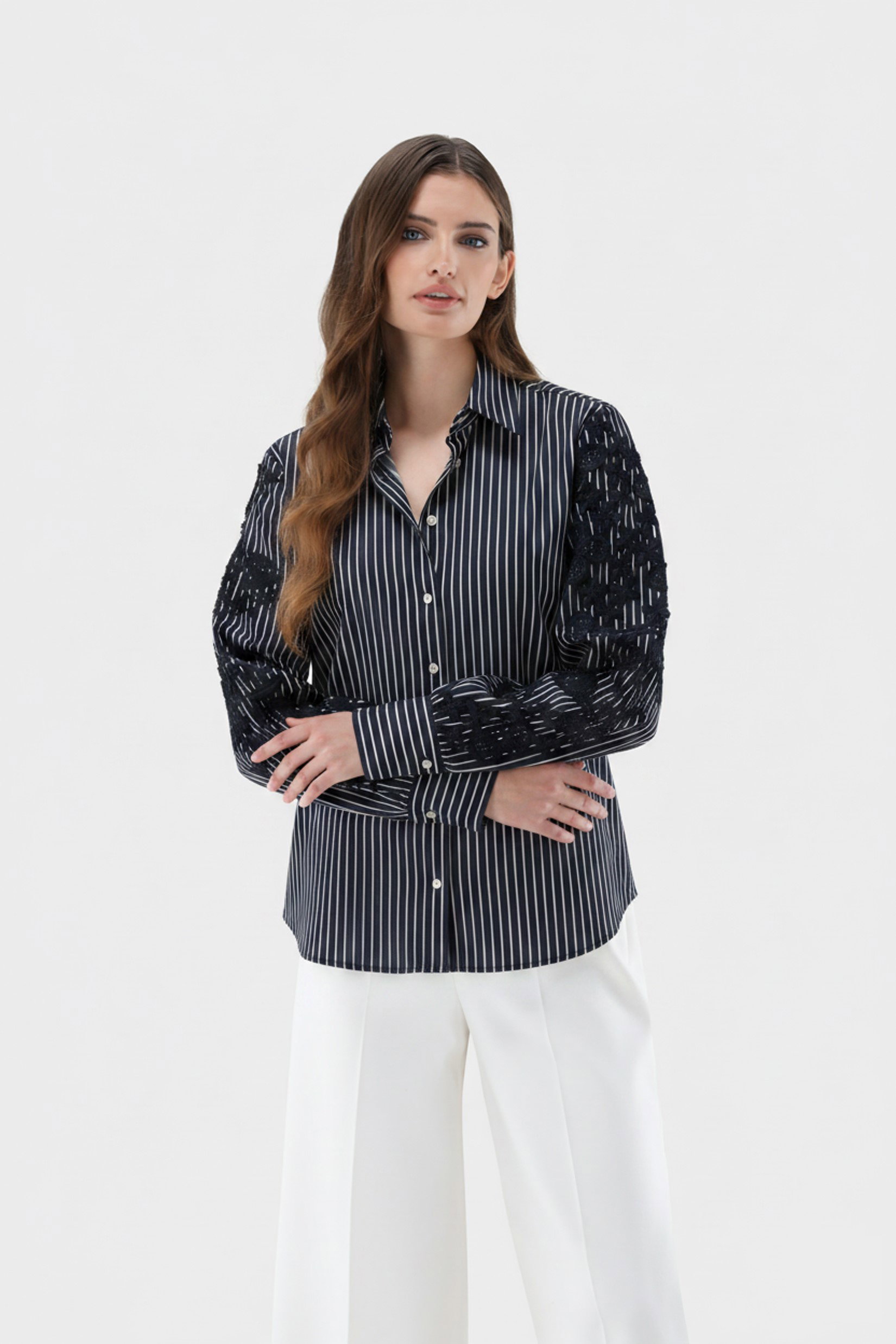 Gestreifte hemdbluse mit bestickten Ärmeln