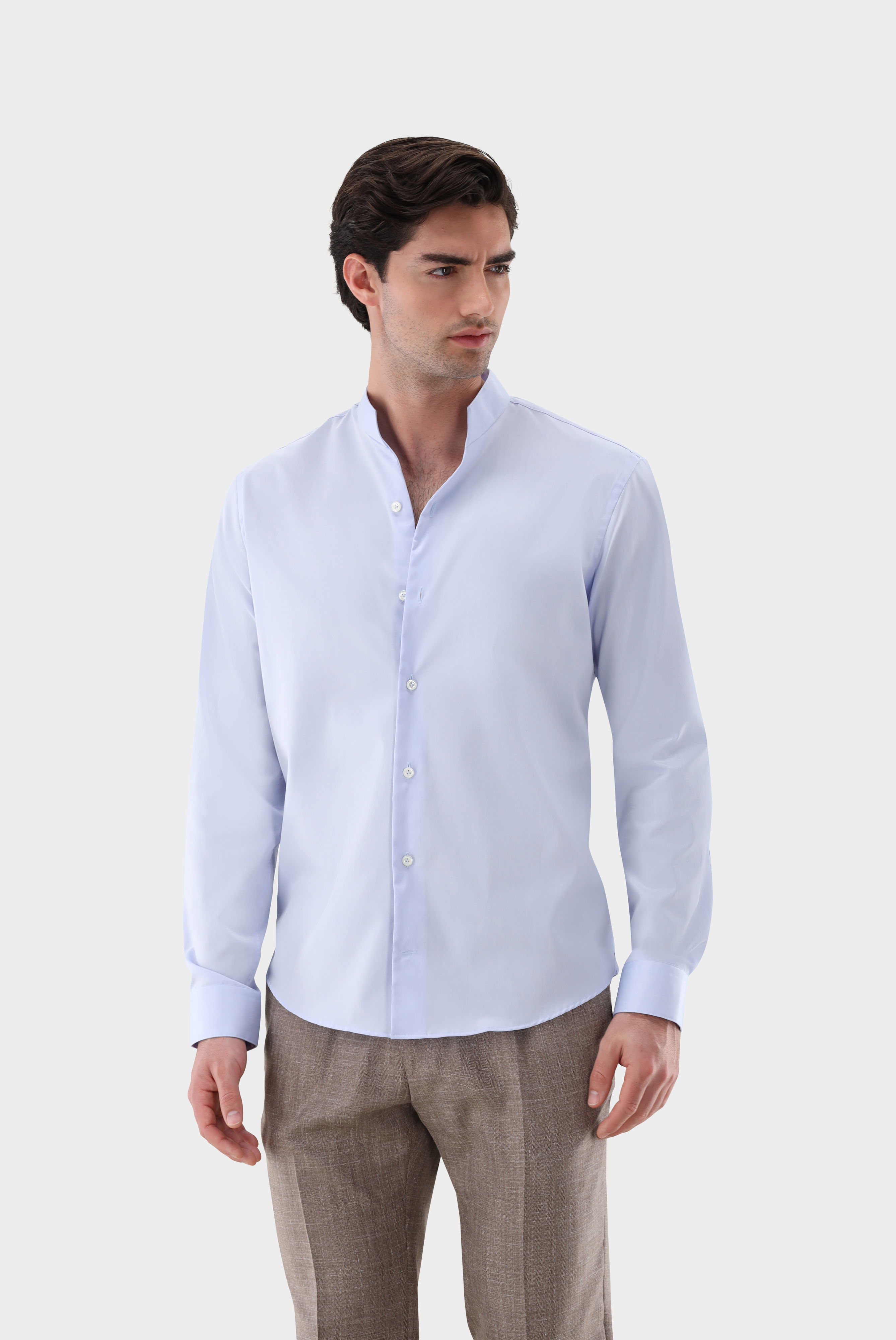 Stehkragenhemd aus bügelfreiem Twill Gewebe mit V-Ausschnitt